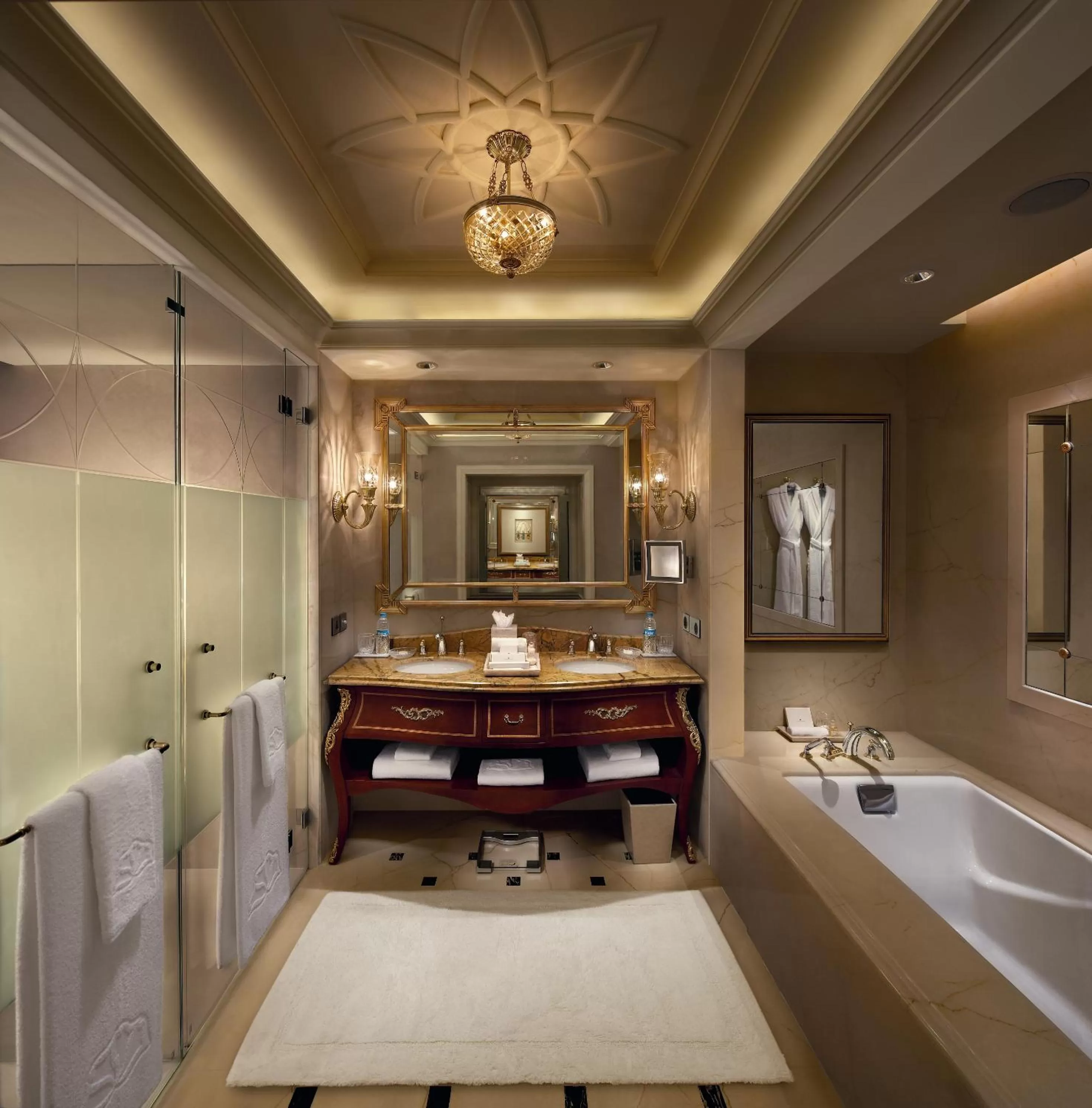 Shower in The Leela Palace New Delhi