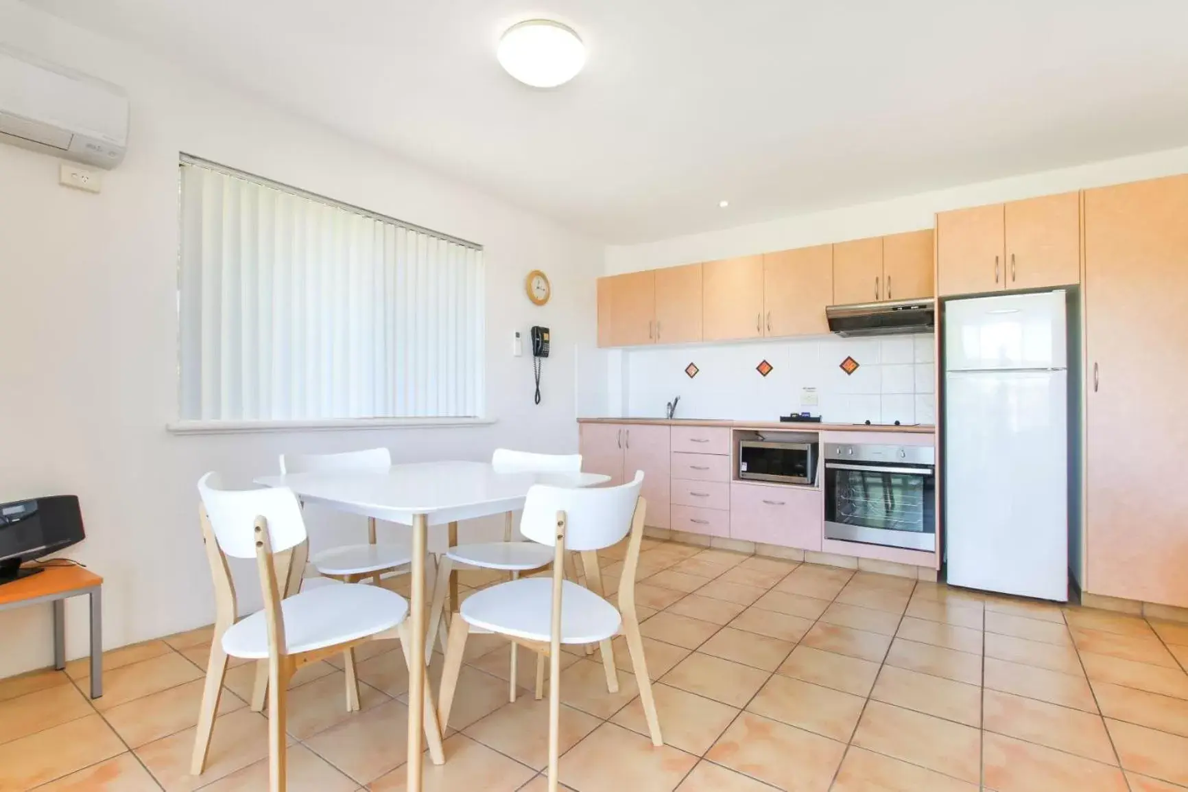 Kitchen/Kitchenette in Lennox Beach Resort