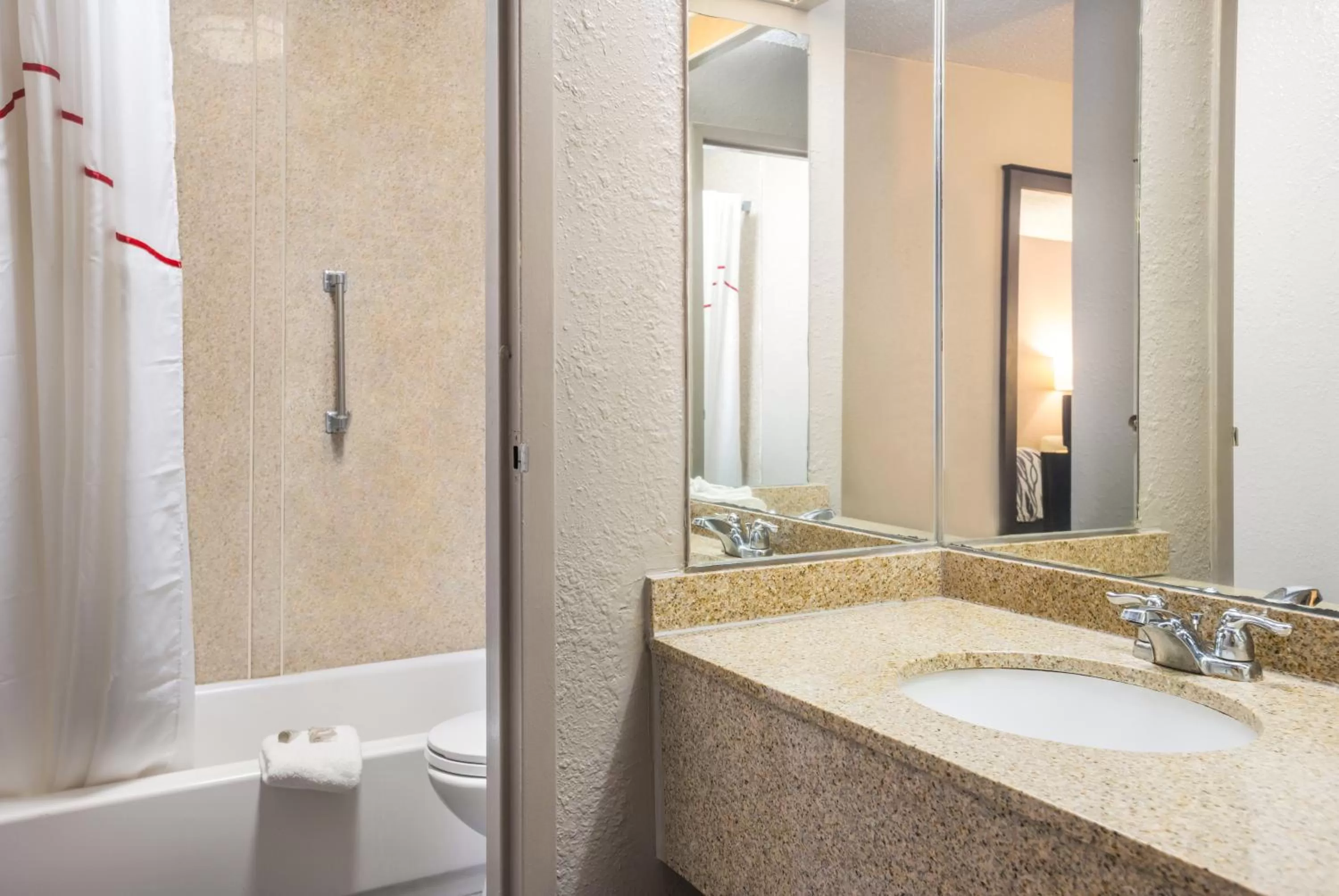 Bathroom in Red Roof Inn Savannah – Southside/Midtown