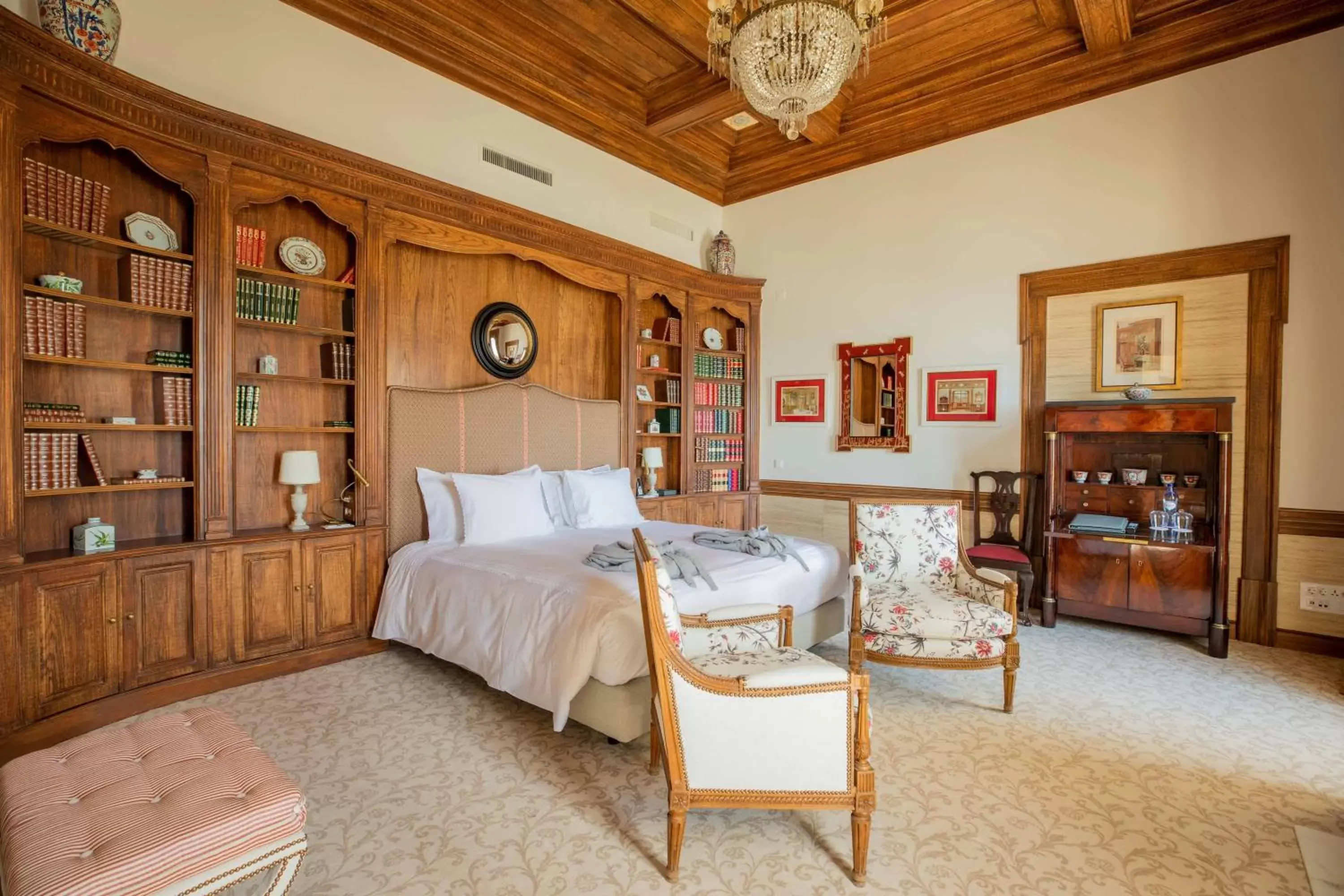 Bed, Seating Area in Estoril Vintage Hotel