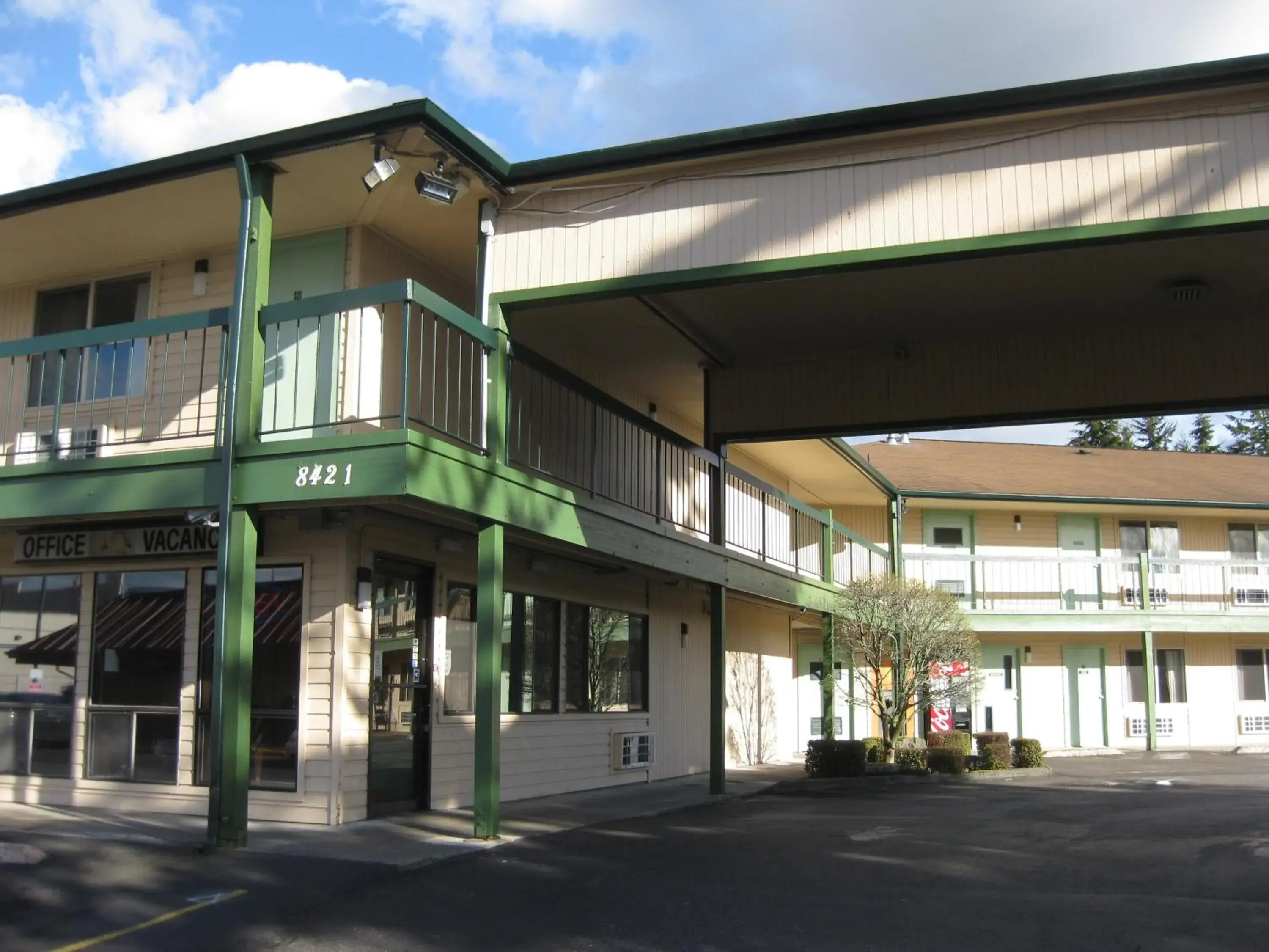 Facade/entrance, Property Building in Sunrise Inn