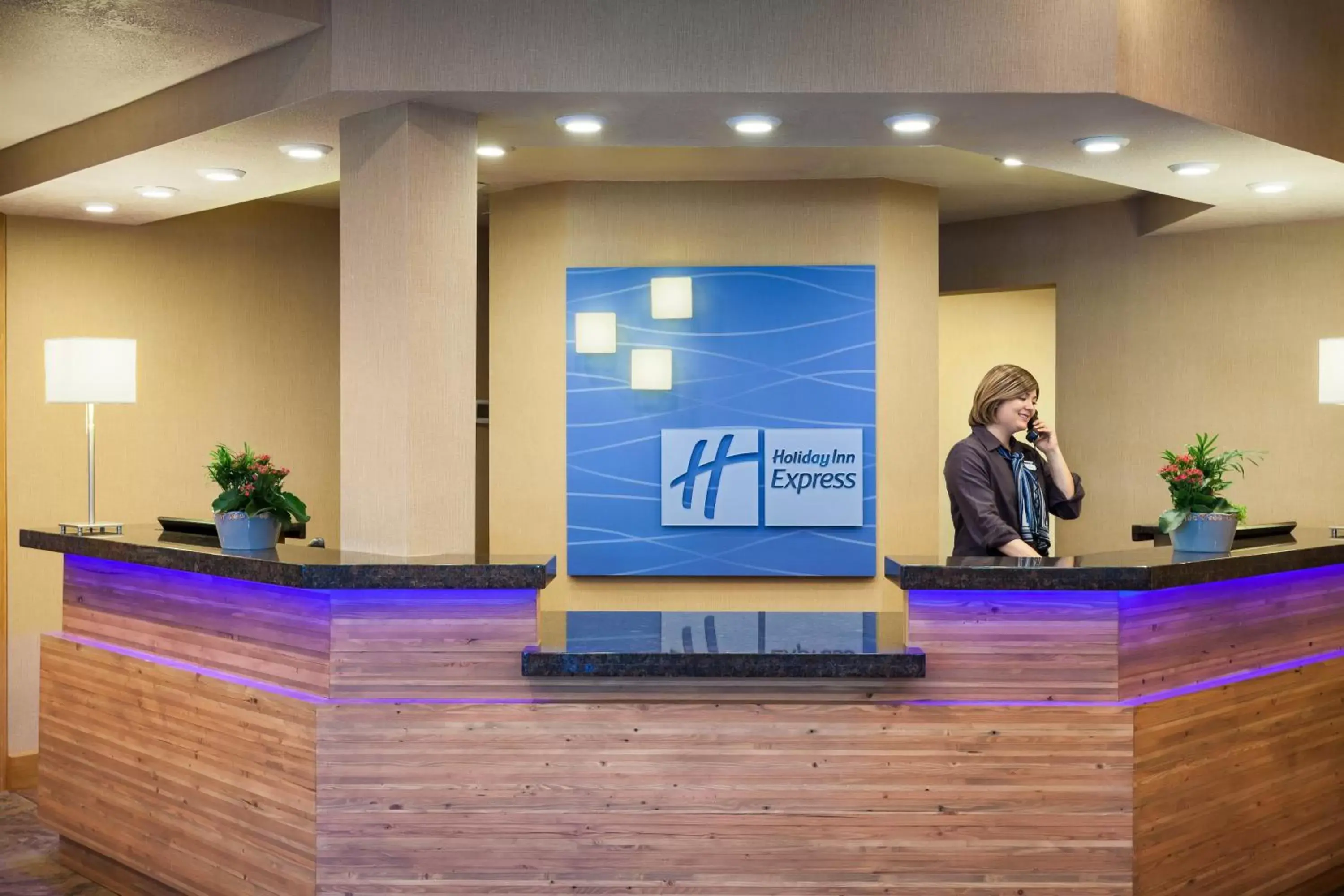 Property building, Lobby/Reception in Holiday Inn Express Pullman, an IHG Hotel