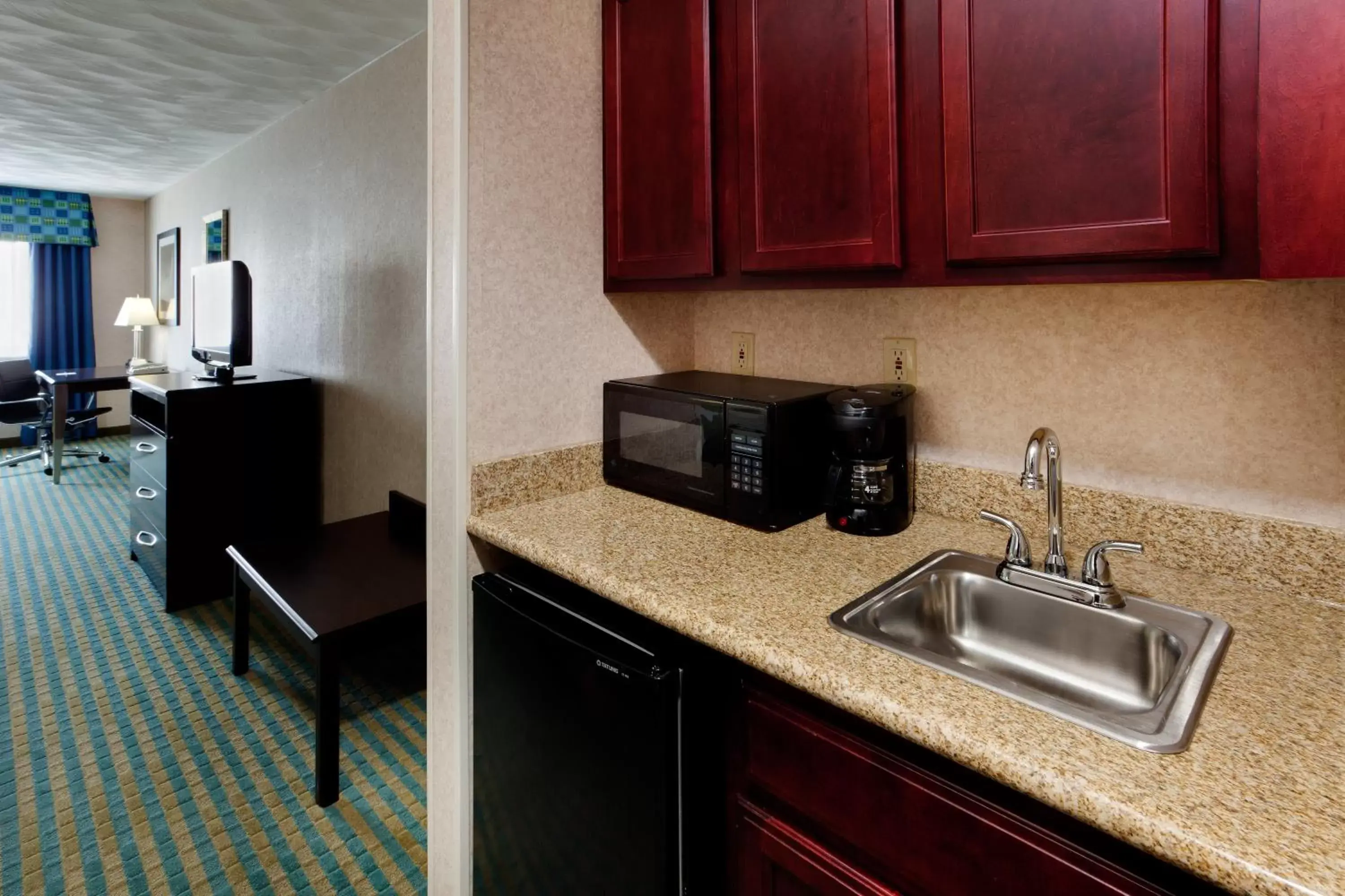 Photo of the whole room, Kitchen/Kitchenette in Holiday Inn Express & Suites Smithfield - Providence, an IHG Hotel