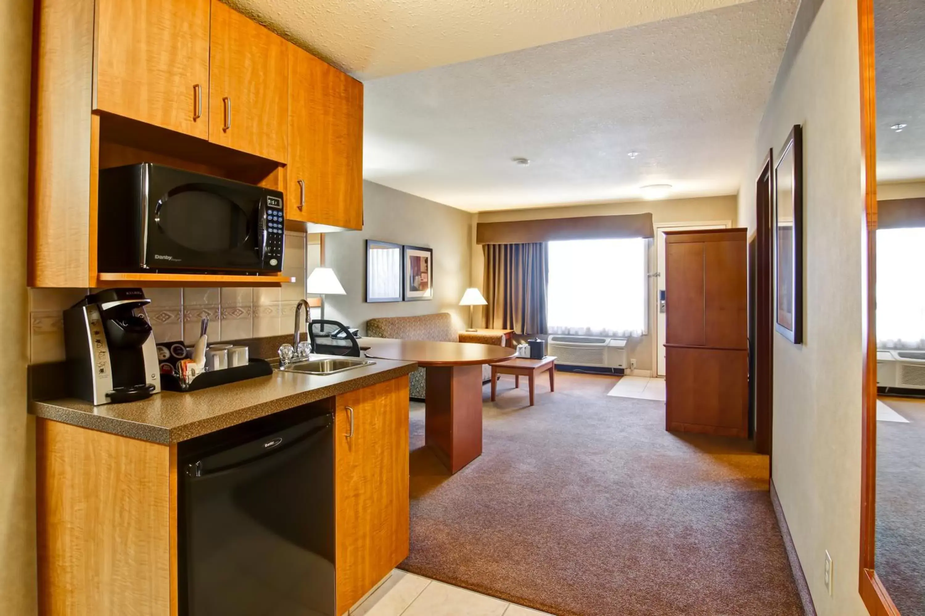 Swimming pool, Kitchen/Kitchenette in Ramada by Wyndham Ponoka