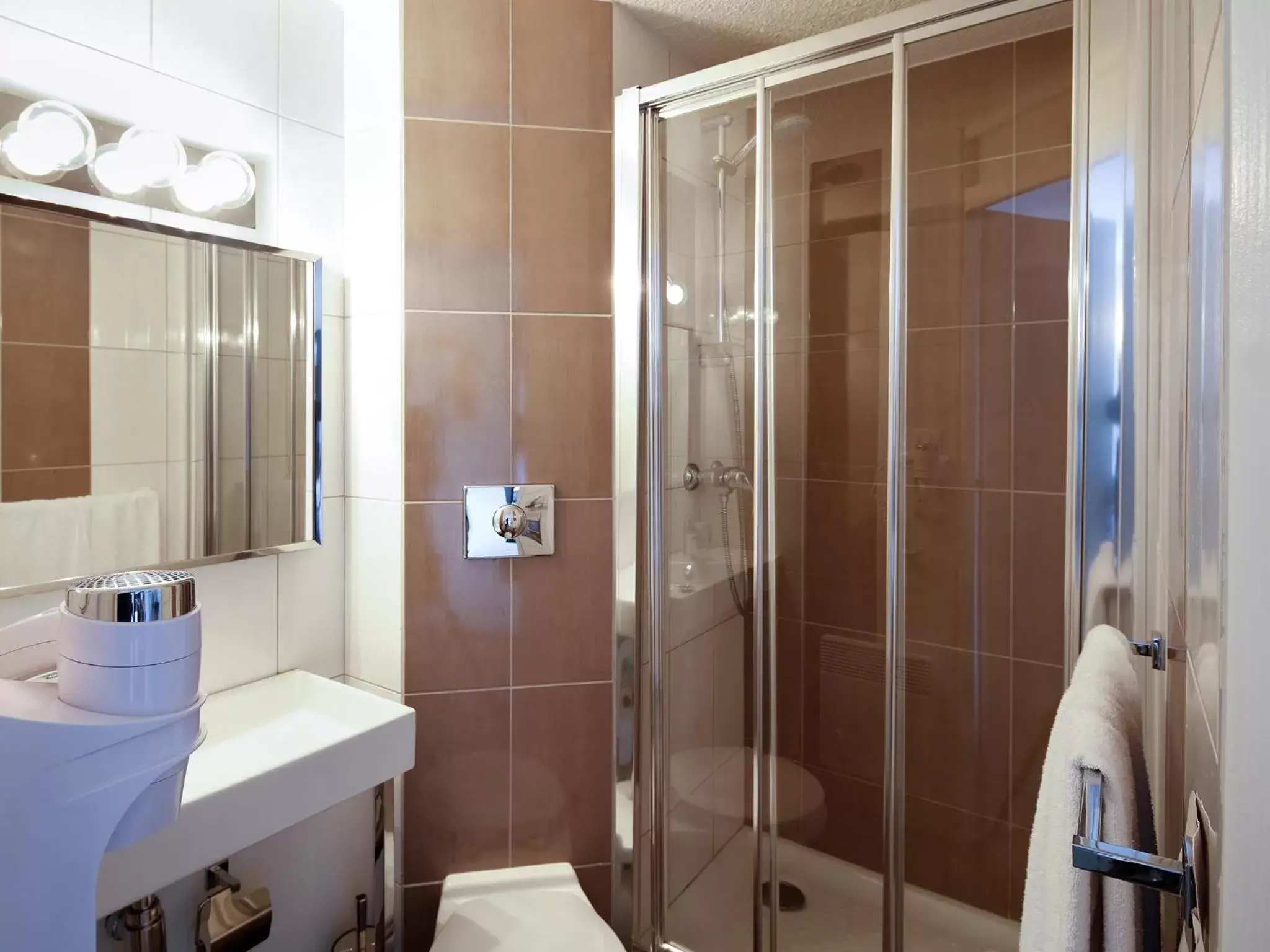 Shower, Bathroom in Kyriad Belfort Centre Gare