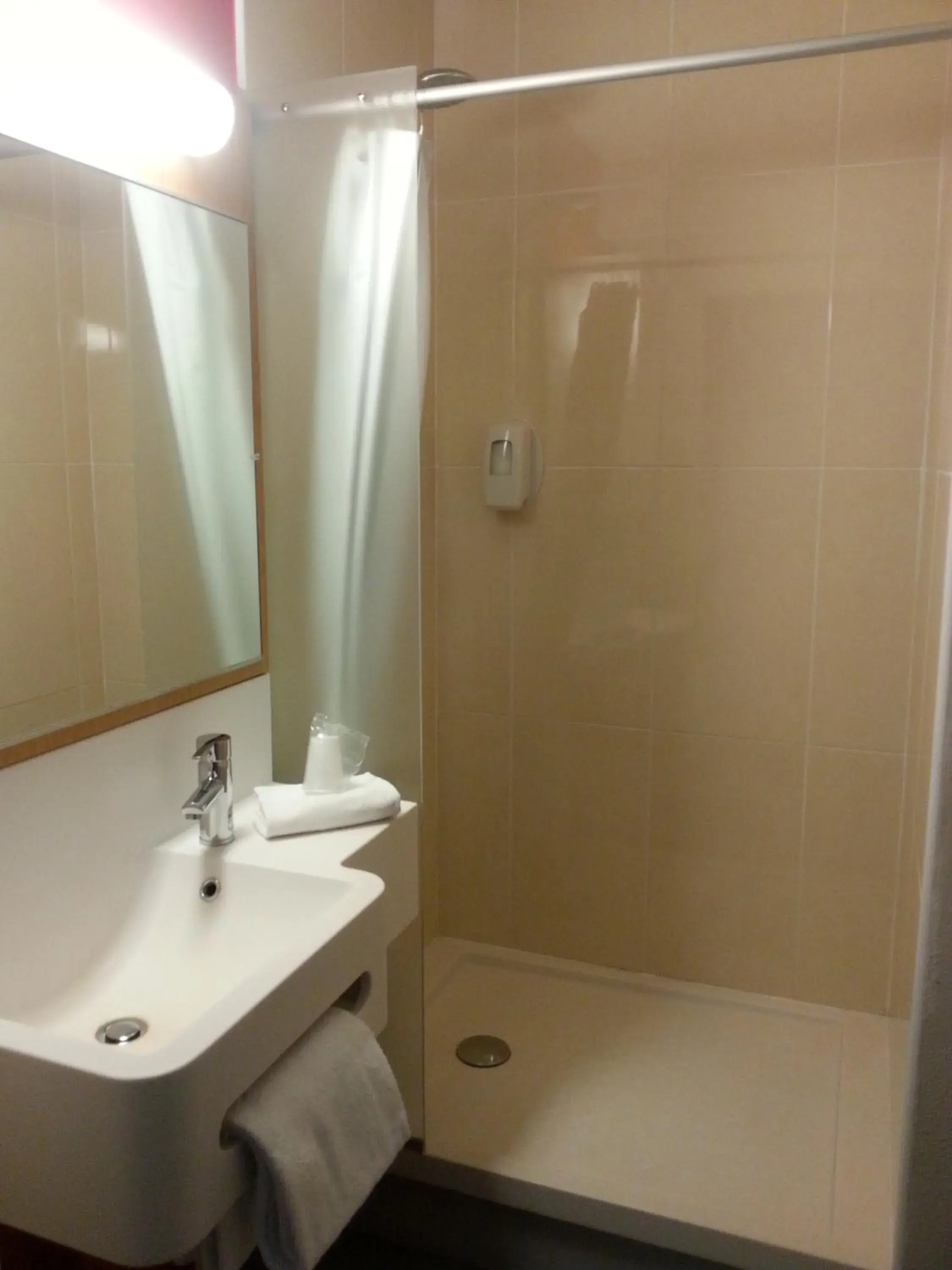 Shower, Bathroom in B&B HOTEL Dunkerque Centre Gare