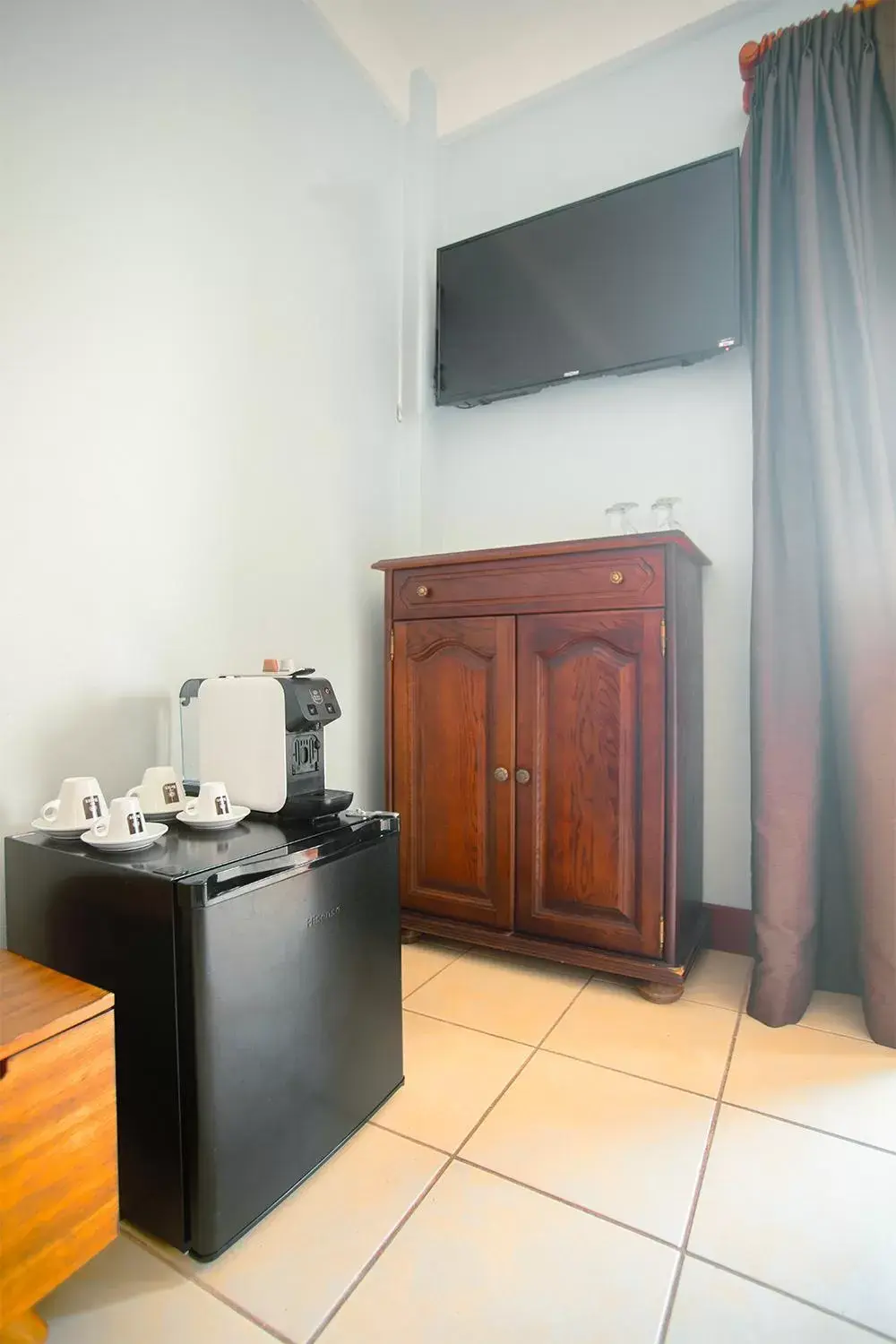 Coffee/tea facilities, TV/Entertainment Center in La Fortuna Downtown Hotel Boutique