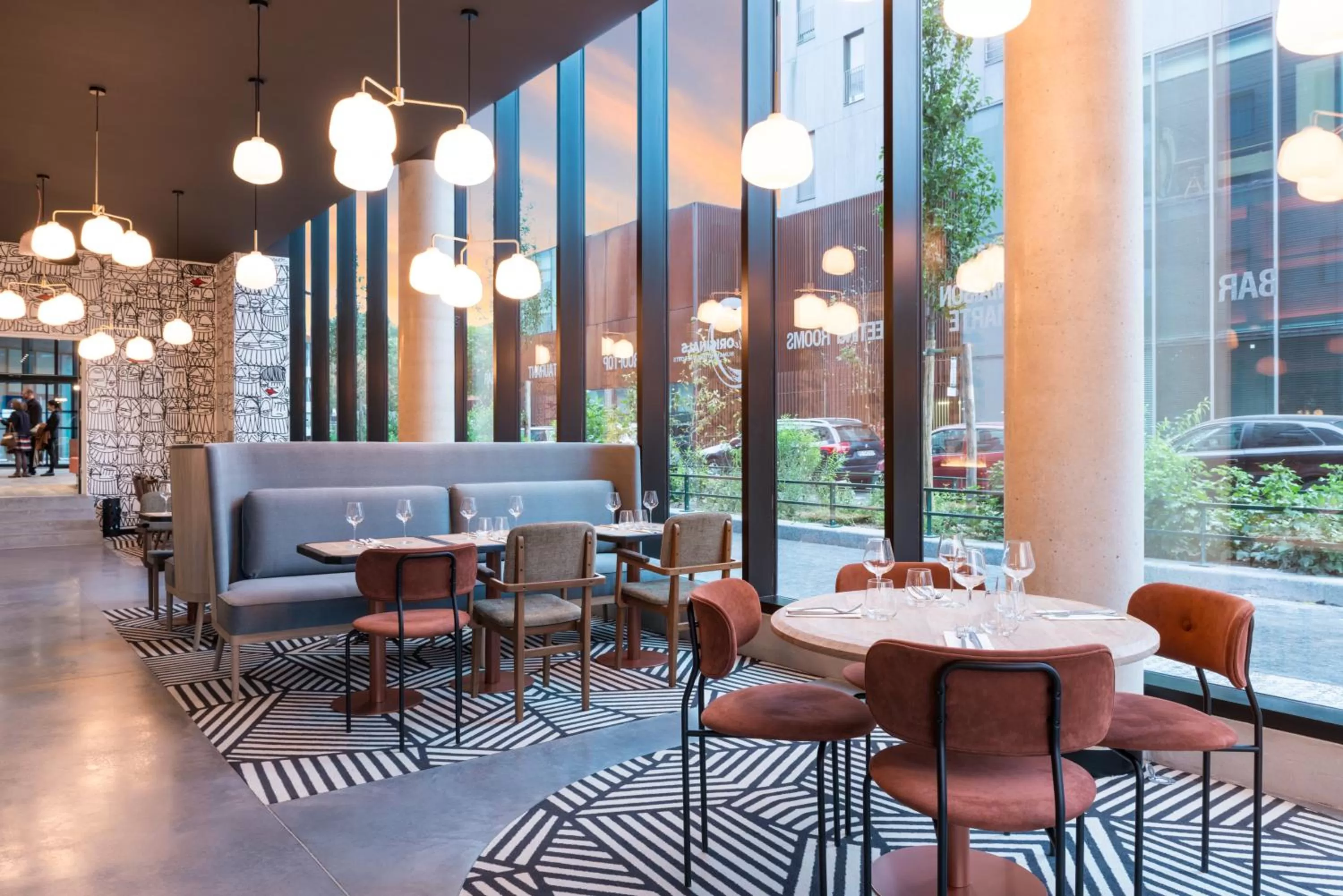 Restaurant/places to eat in The Originals Boutique, Hôtel Maison Montmartre Paris Les Puces