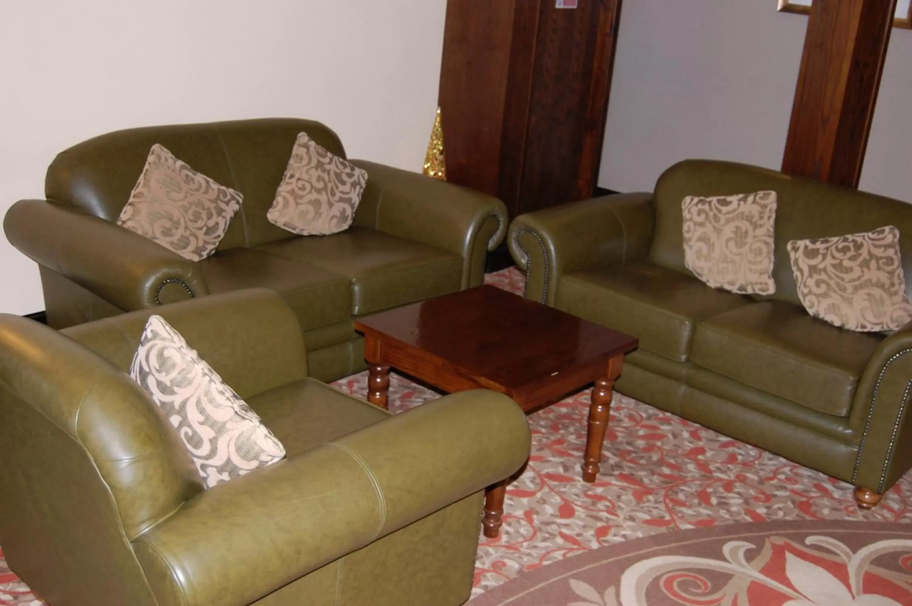 Lounge or bar, Seating Area in Best Western Plus Pastures Hotel