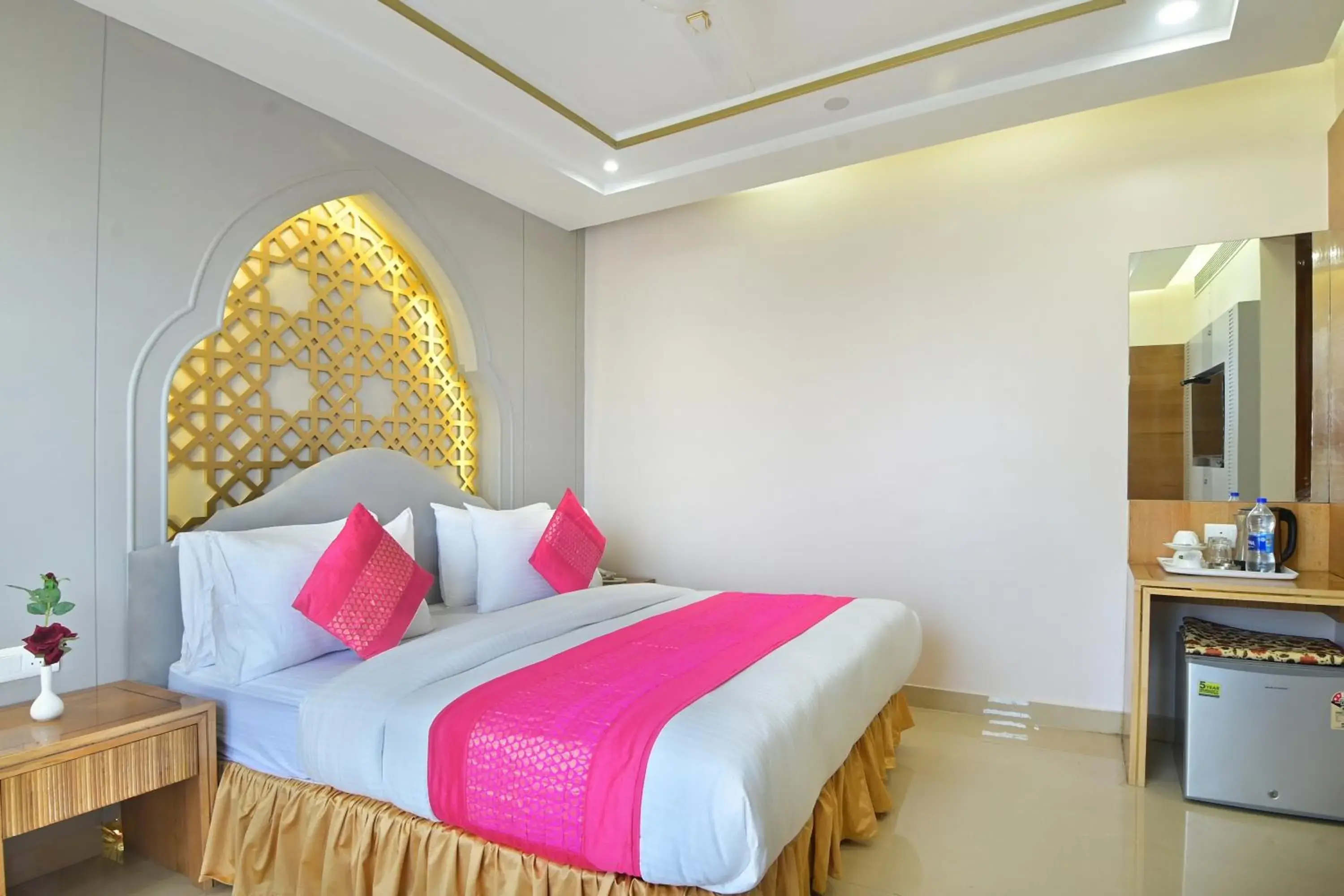 Bed in Hotel Gold Palace - 03 Mins Walk From New Delhi Railway Station