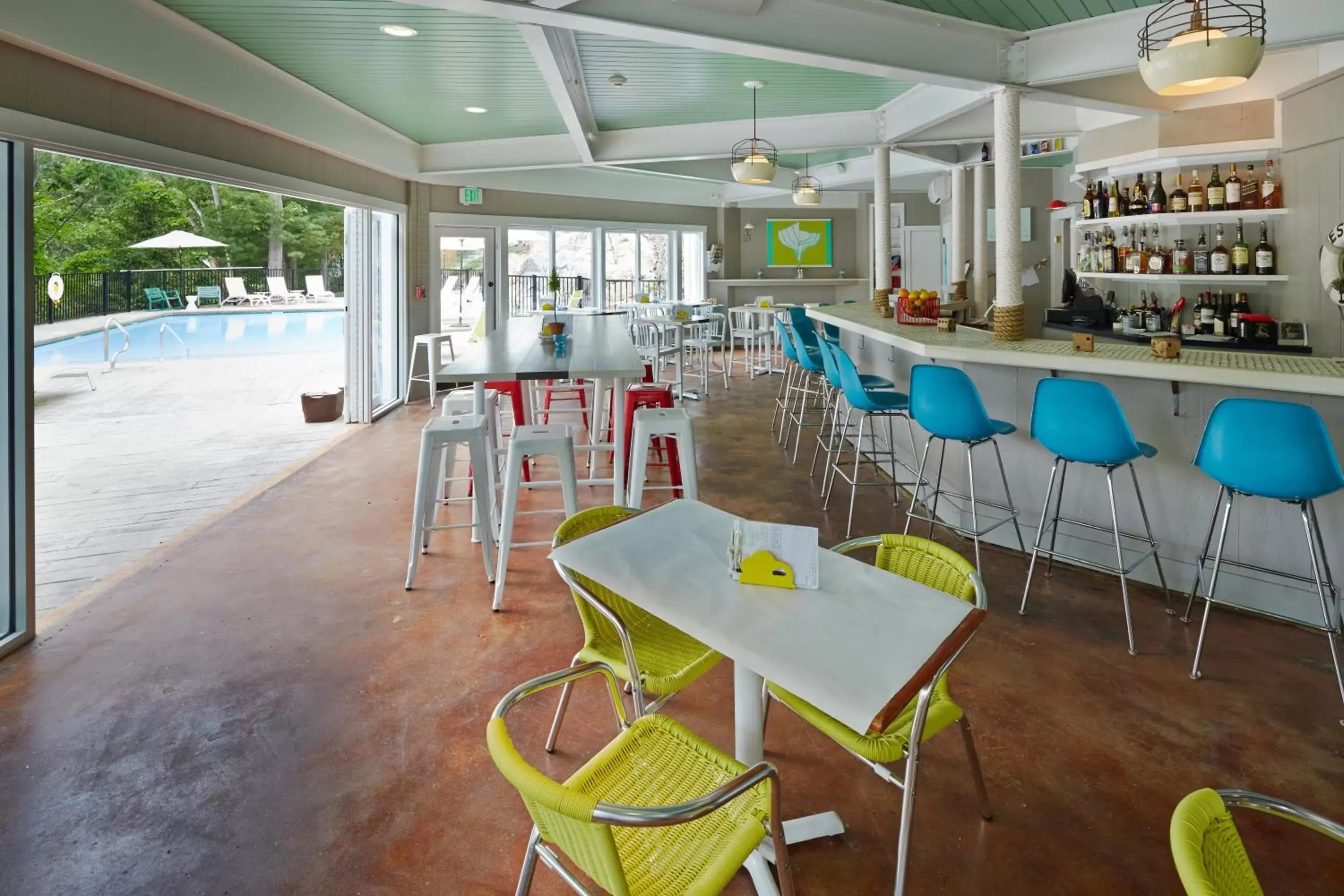 Patio, Lounge/Bar in The Lodge on the Cove