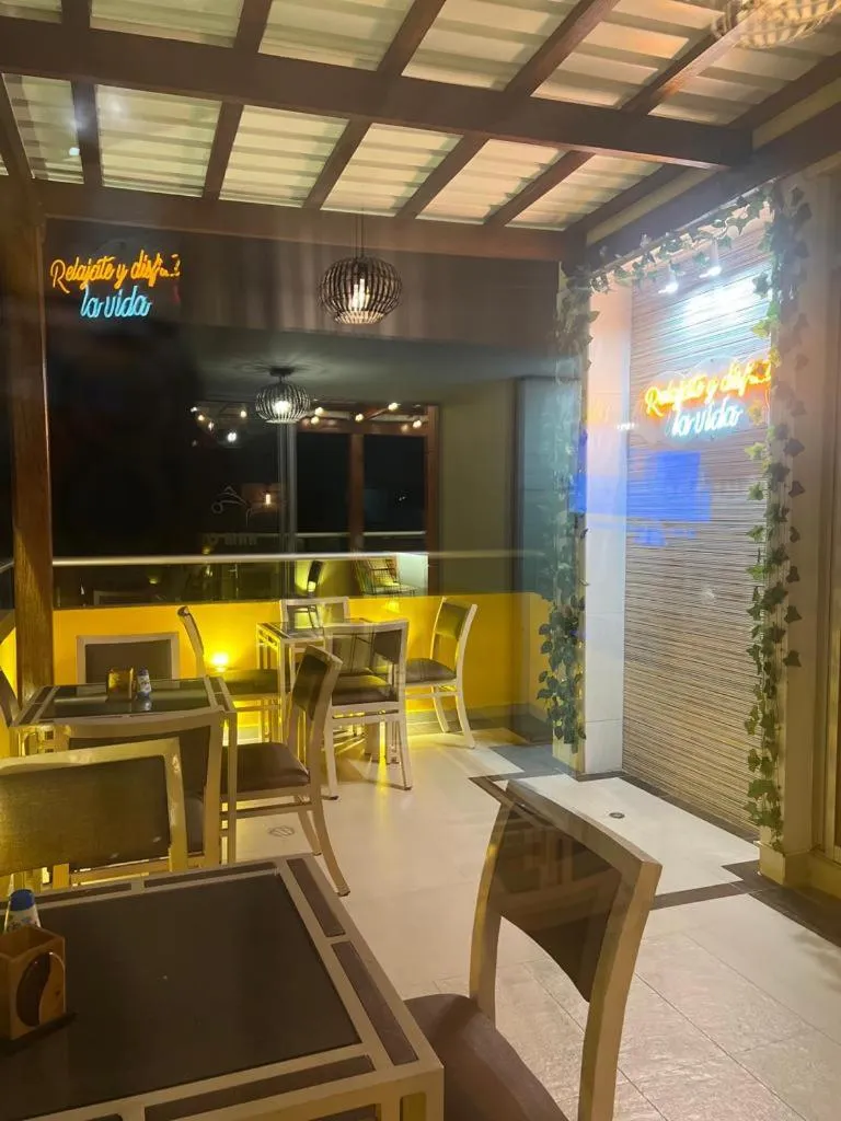 Restaurant/places to eat in Hotel Cabreromar