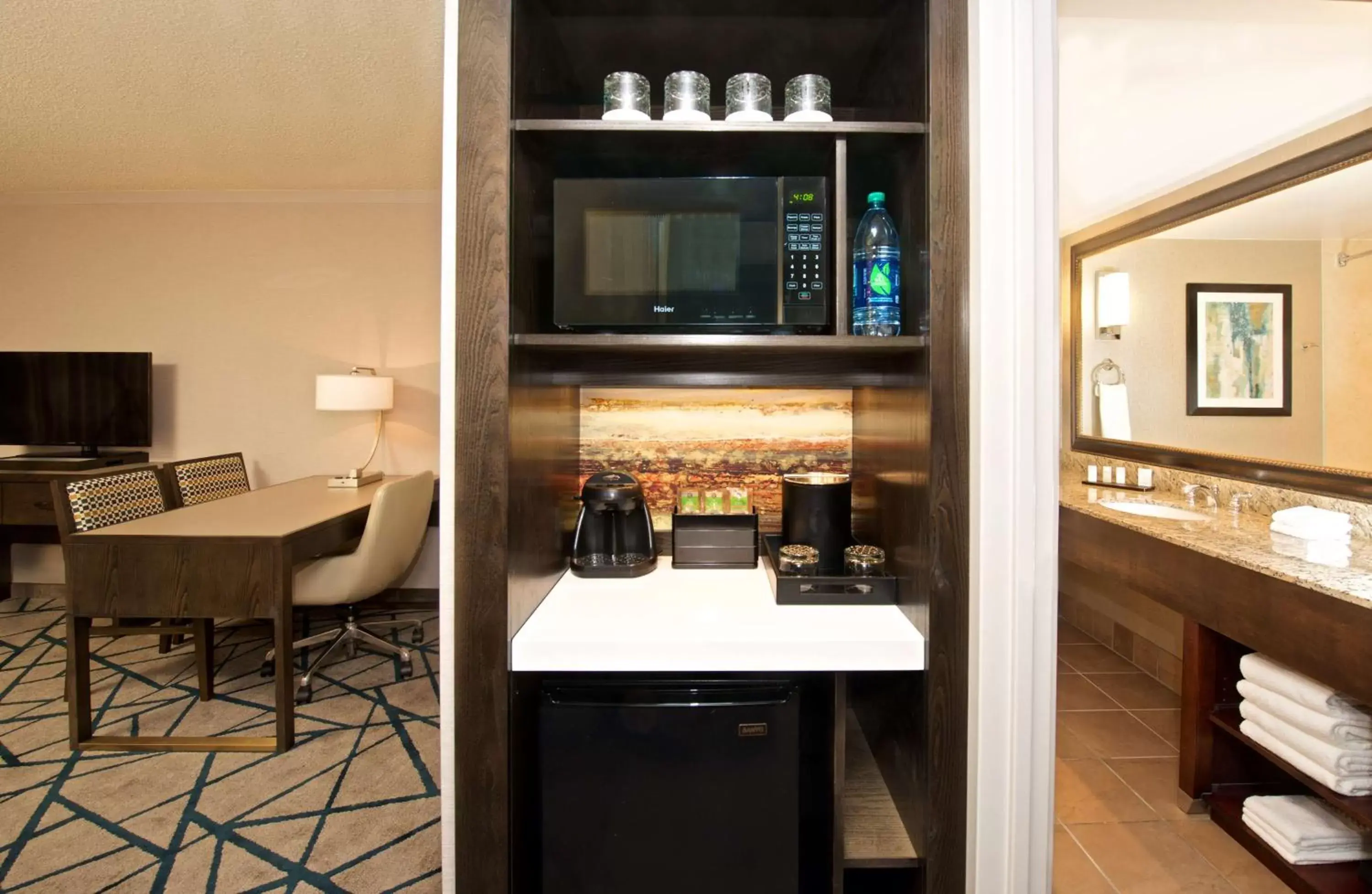 Kitchen or kitchenette in Embassy Suites by Hilton Portland Washington Square