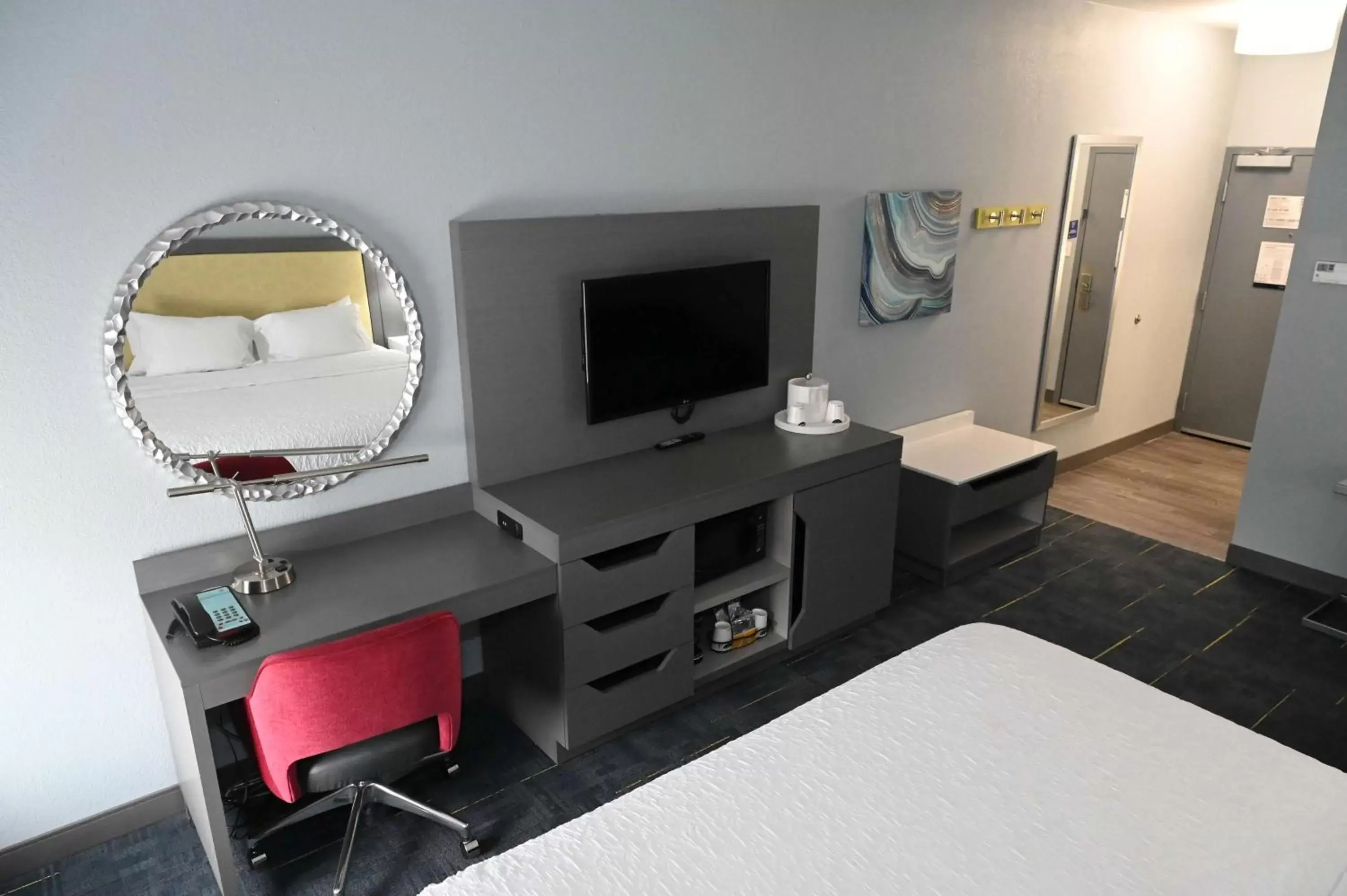 Bedroom, TV/Entertainment Center in Hampton Inn Valdosta/Lake Park Area