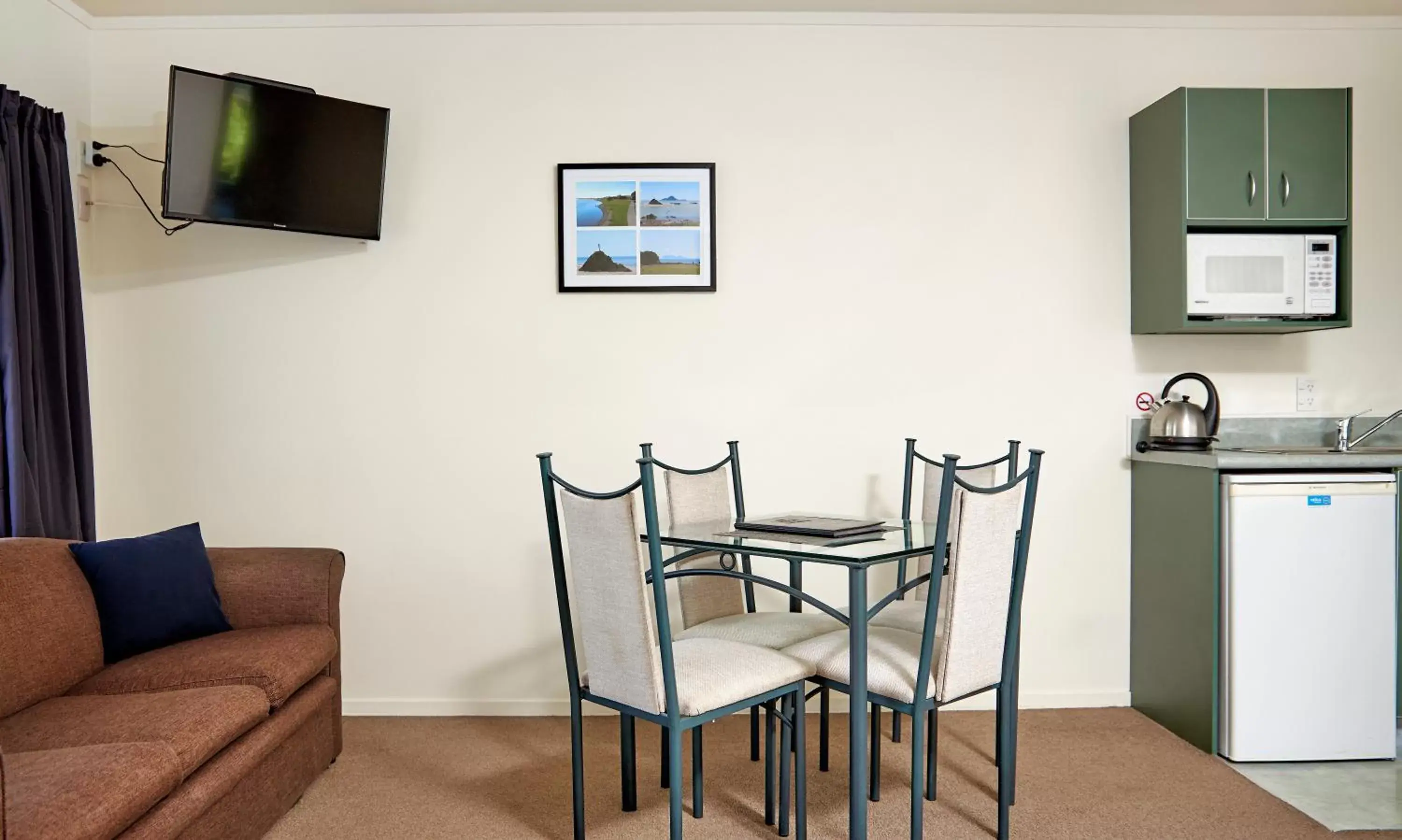 Dining area, TV/Entertainment Center in Barringtons Motor Lodge