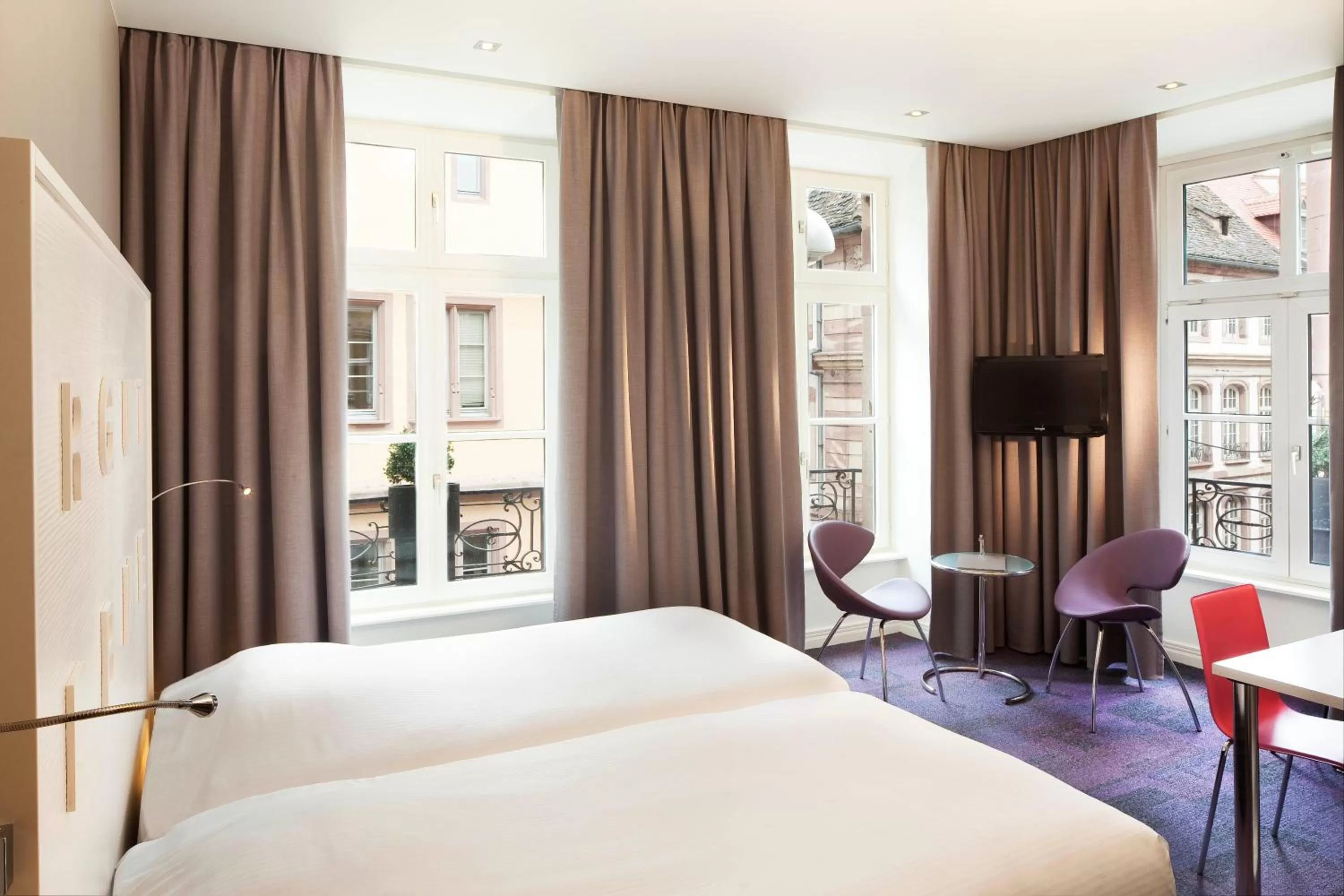 Photo of the whole room, Bed in Hôtel Gutenberg