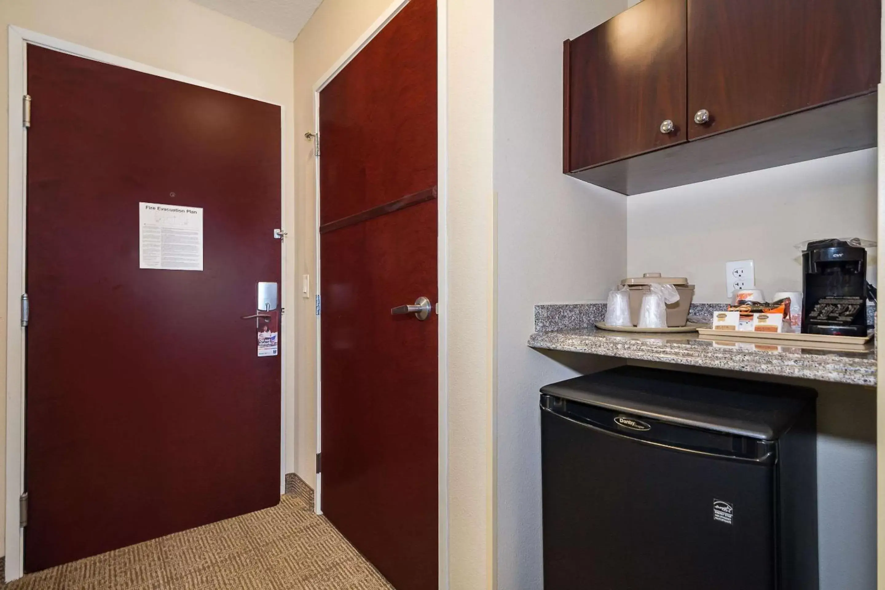 Photo of the whole room, Kitchen/Kitchenette in Comfort Inn & Suites Maingate South