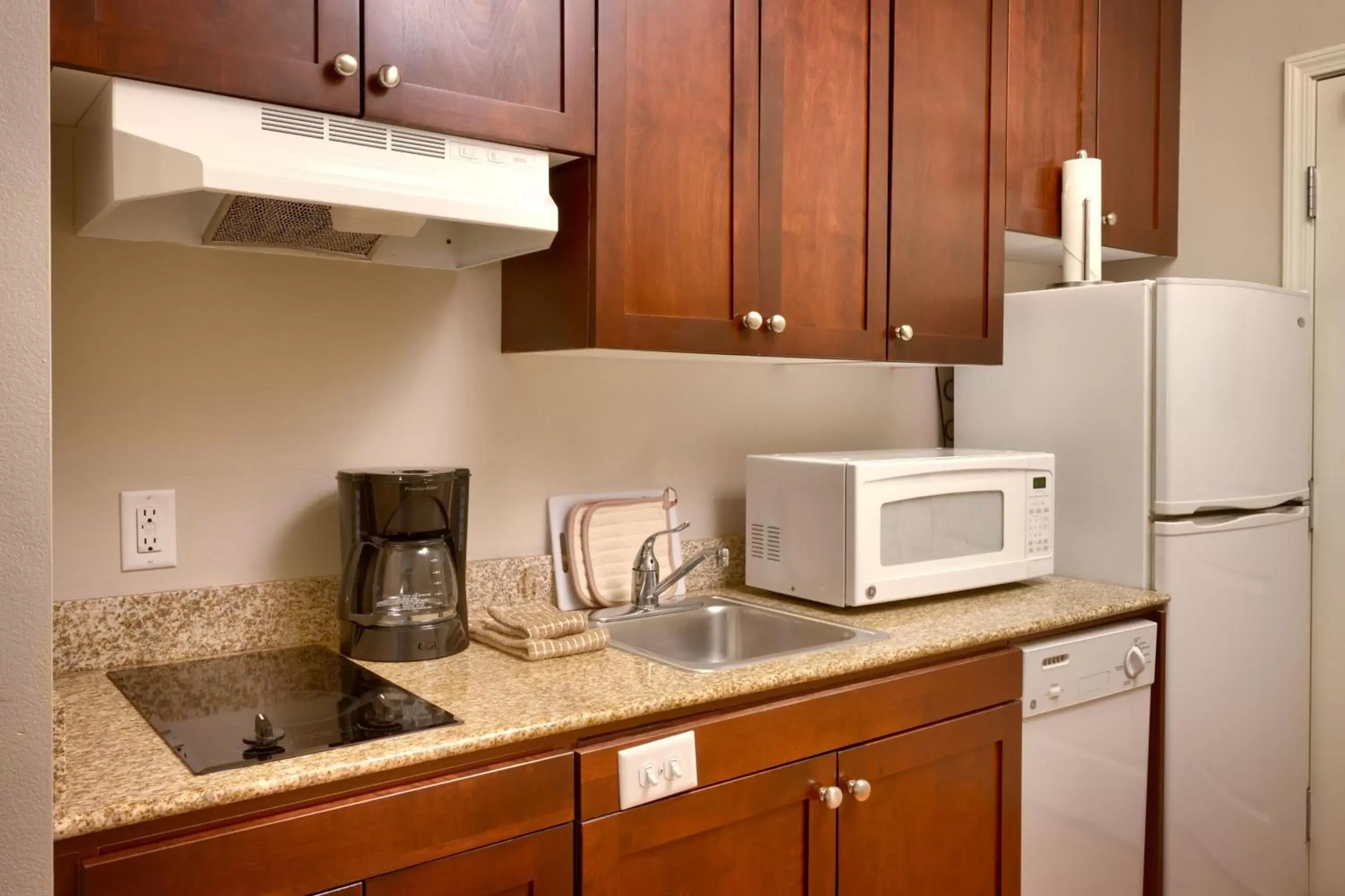 Kitchen or kitchenette, Kitchen/Kitchenette in TownePlace Suites Boise West / Meridian