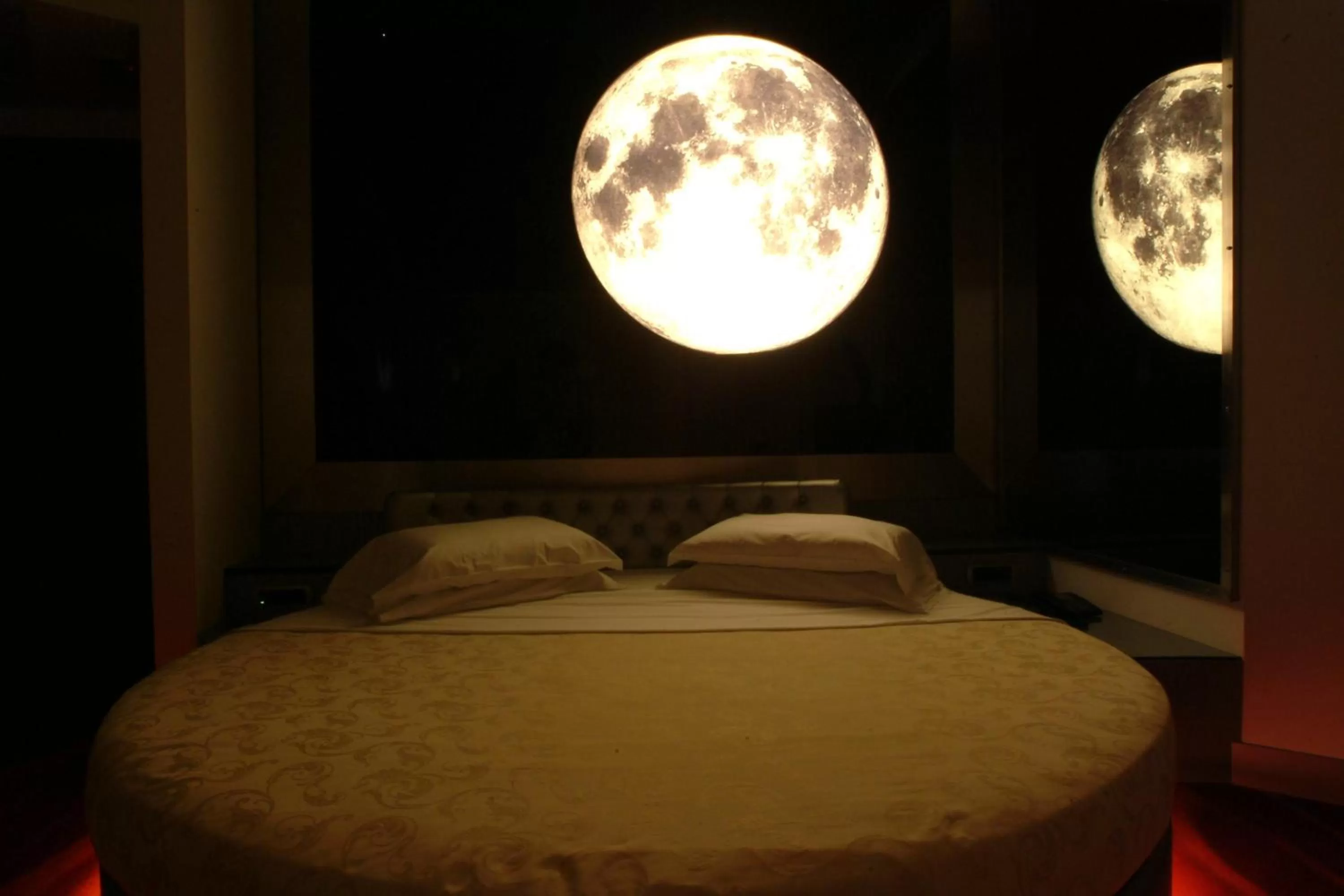 Bedroom, Bed in Motel K