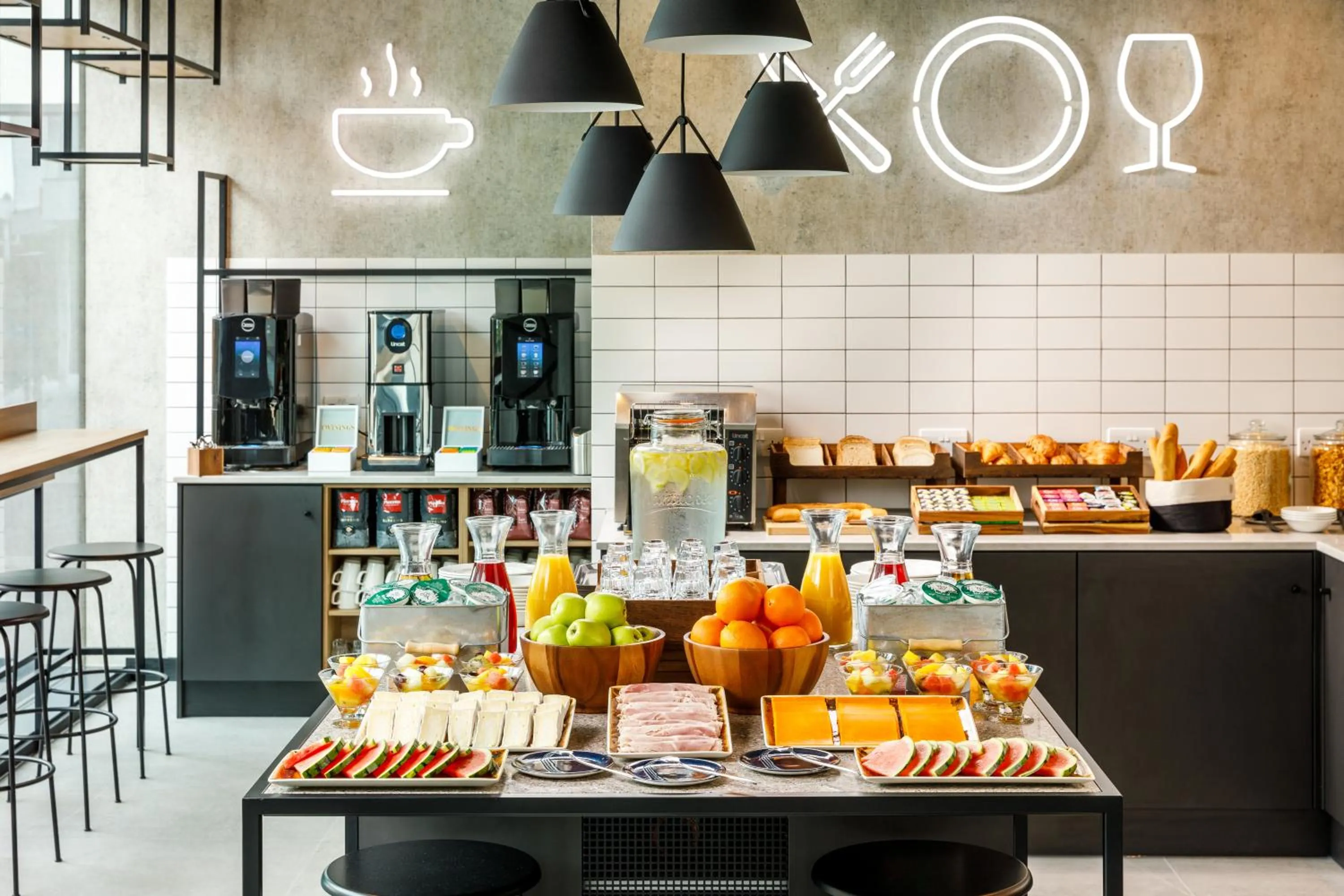 Restaurant/places to eat in Aparthotel Adagio London Sutton Point