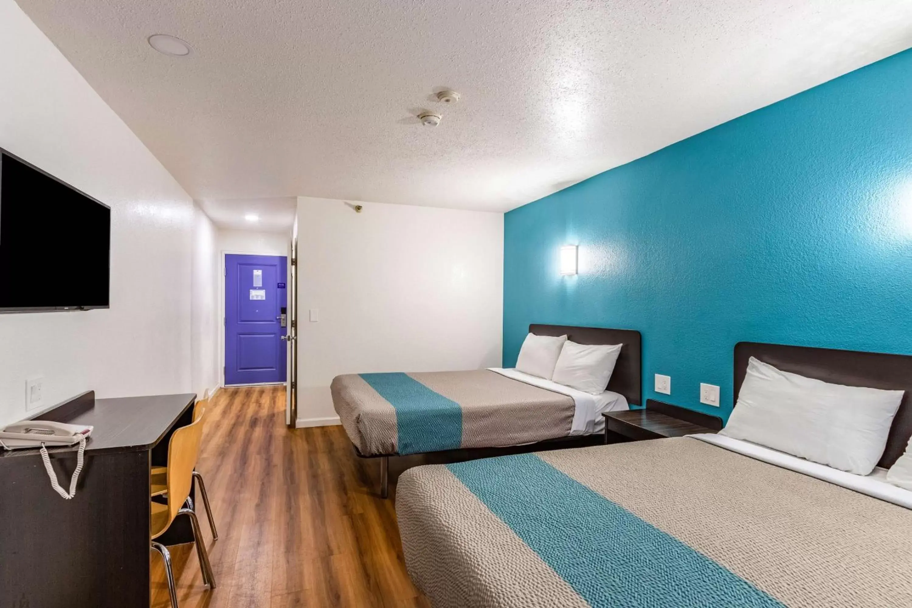 TV and multimedia, Bed in Motel 6-Fountain Valley, CA - Huntington Beach Area TV and multimedia, Bed in Motel 6-Fountain Valley, CA - Huntington Beach Area
