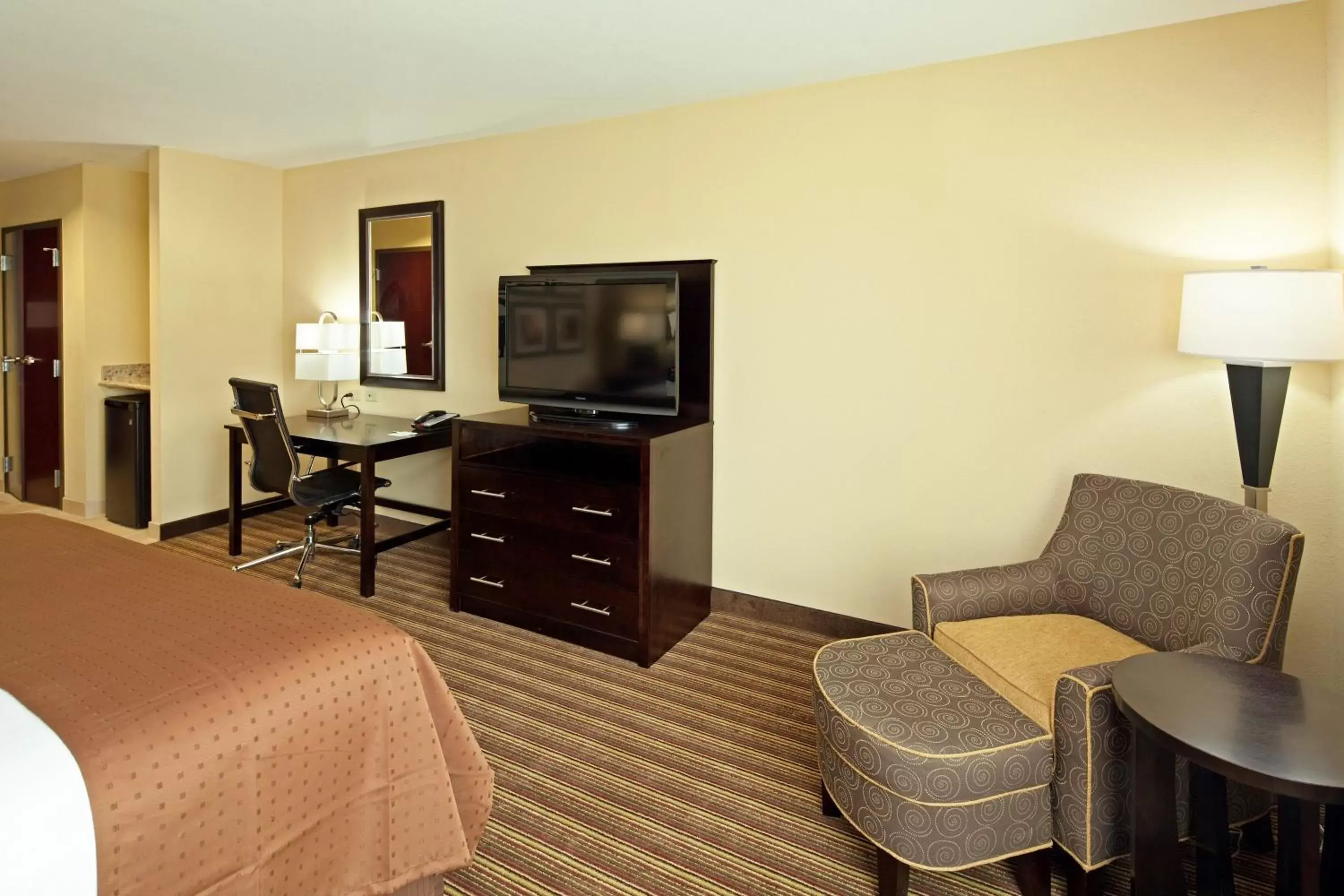 Bedroom, TV/Entertainment Center in Holiday Inn Mobile Airport, an IHG Hotel