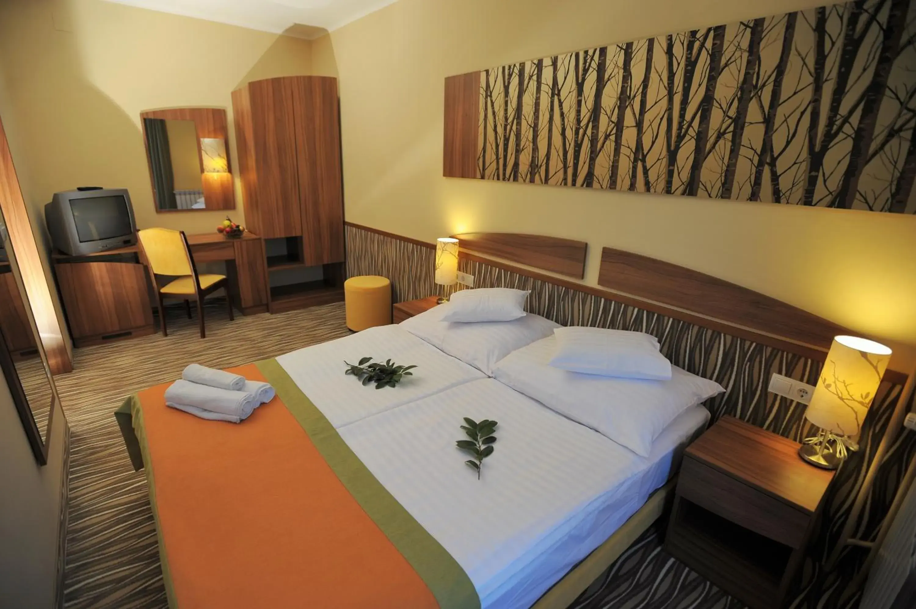 Shower, Bed in Park Hotel Gyula