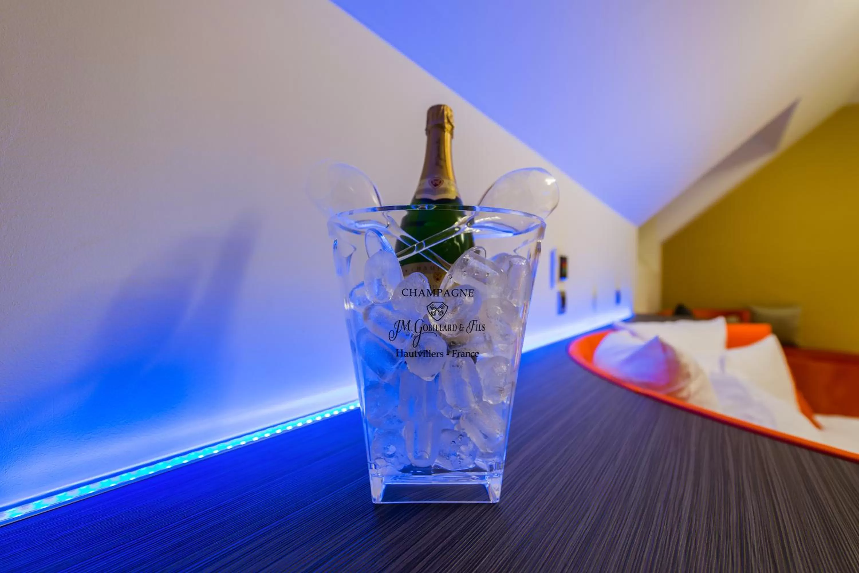 Drinks, Bed in Orange Hotel La Louvière