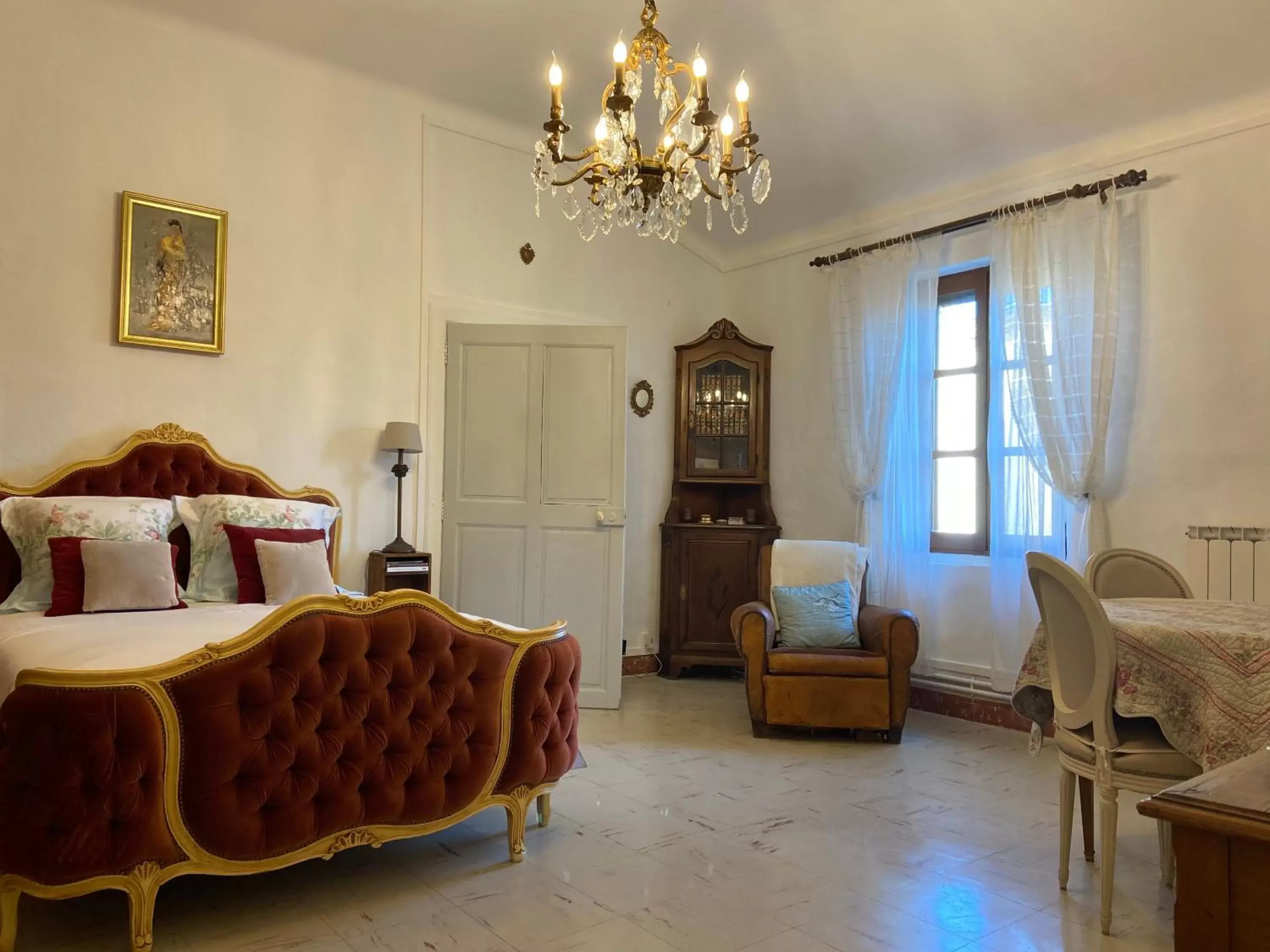 Bed, Seating Area in Maison 1823 - Suites de charme à Garons