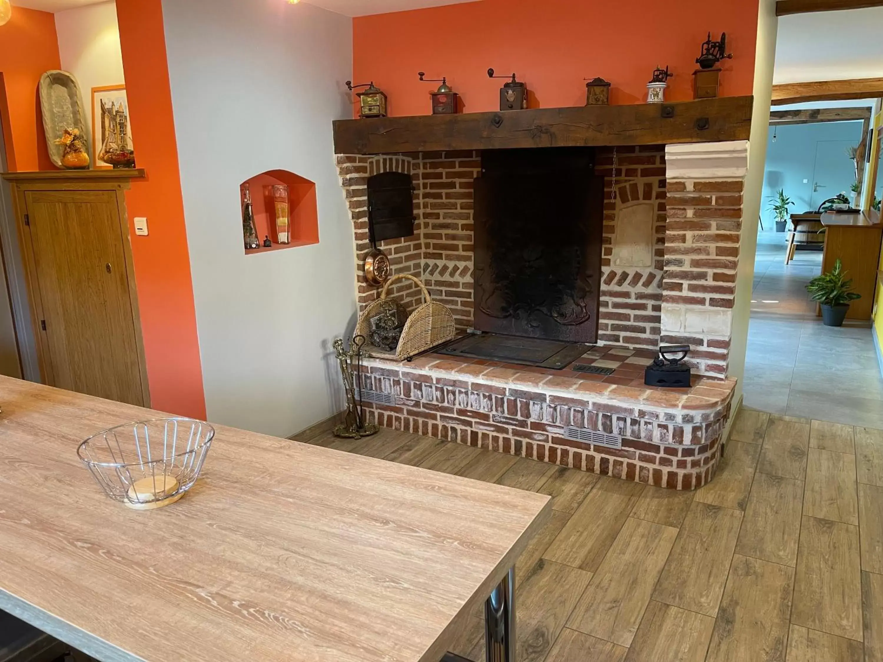 Kitchen or kitchenette, BBQ Facilities in La Mésangeraie Gîte Chambres d'hôtes