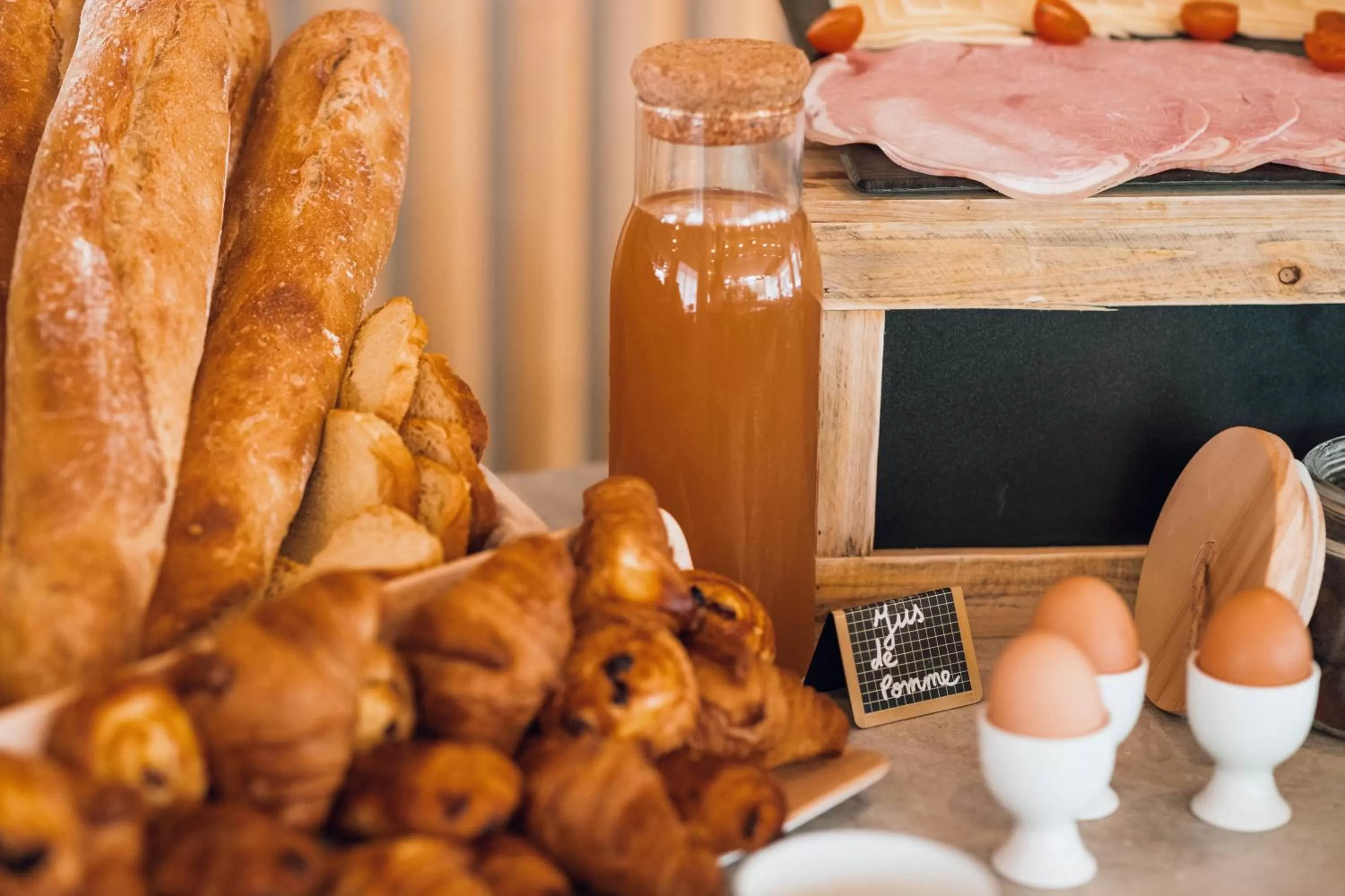 Food and drinks in greet Hotel La Rochelle Centre