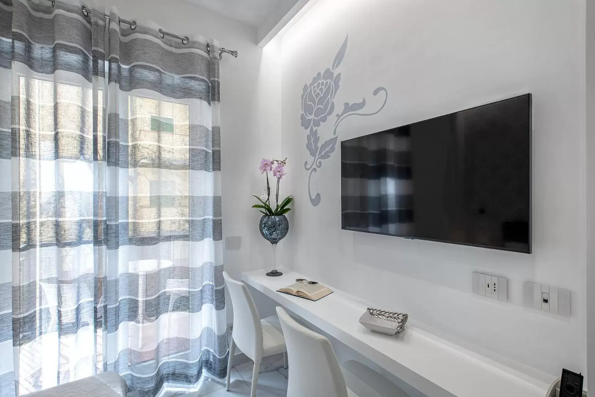 TV and multimedia, Bathroom in Maison Marienne - Deluxe B&B