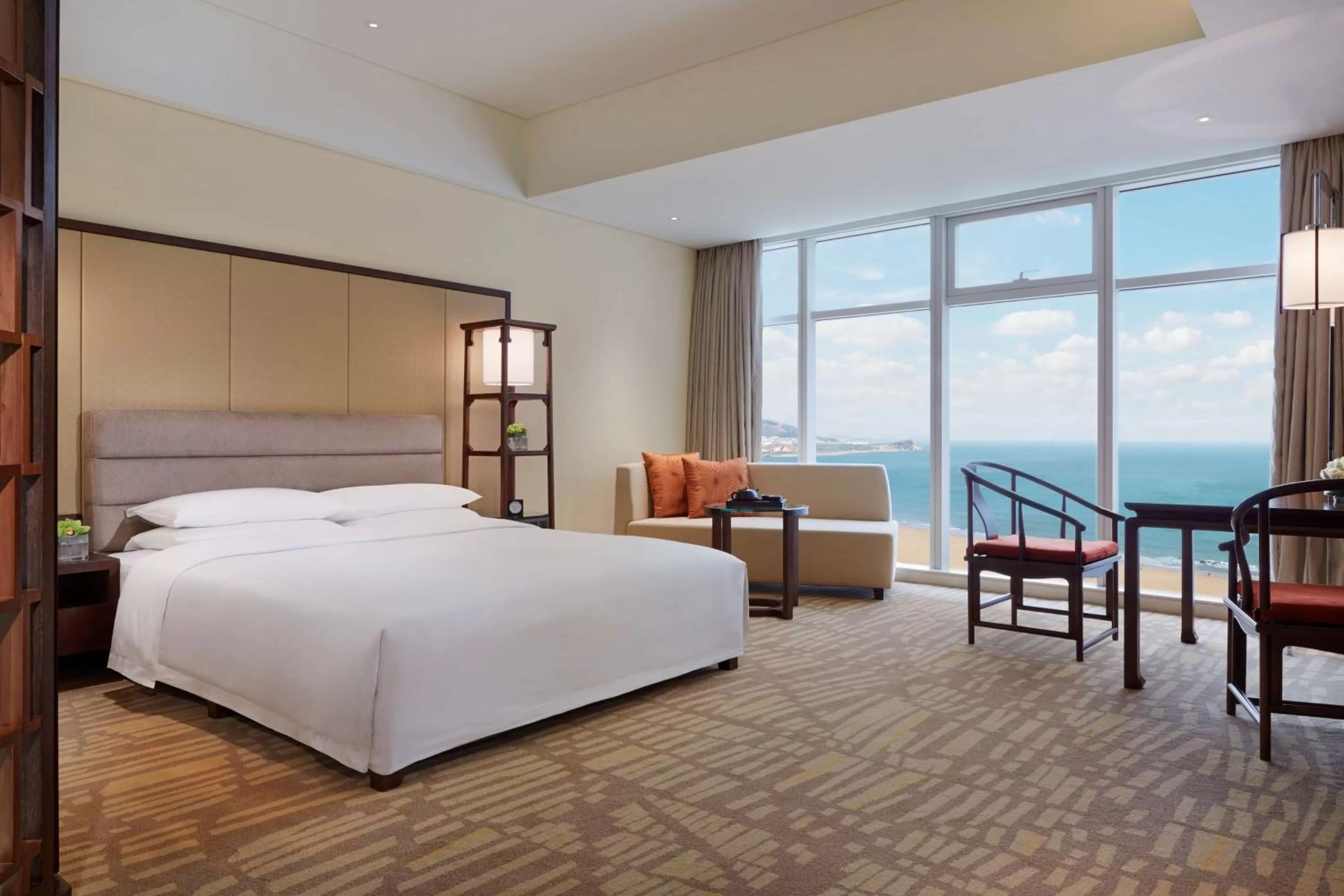 Photo of the whole room, Bed in Hyatt Regency Qingdao - Stone old beach - Exhibition Center