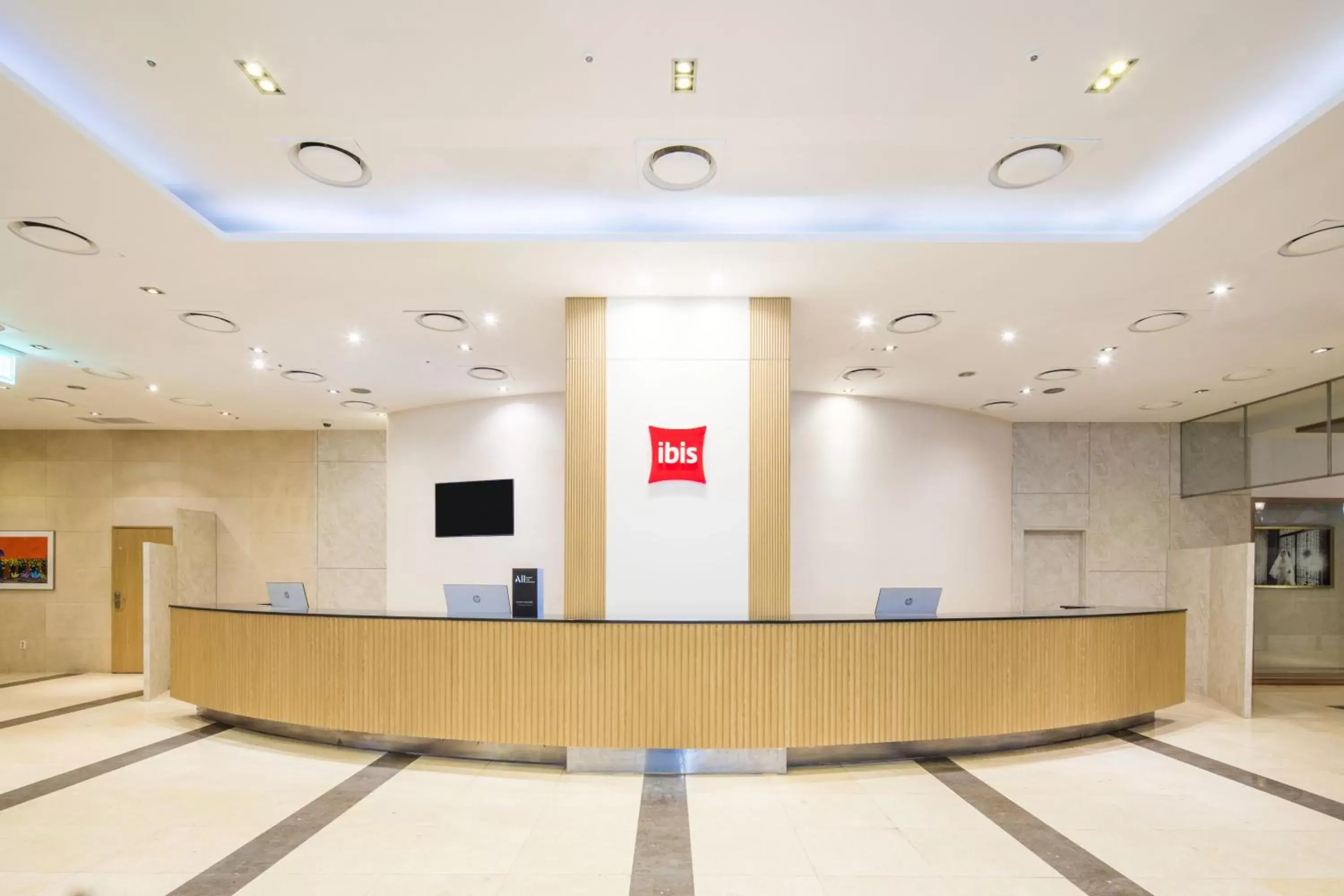 Lobby or reception in Ibis Ambassador Suwon