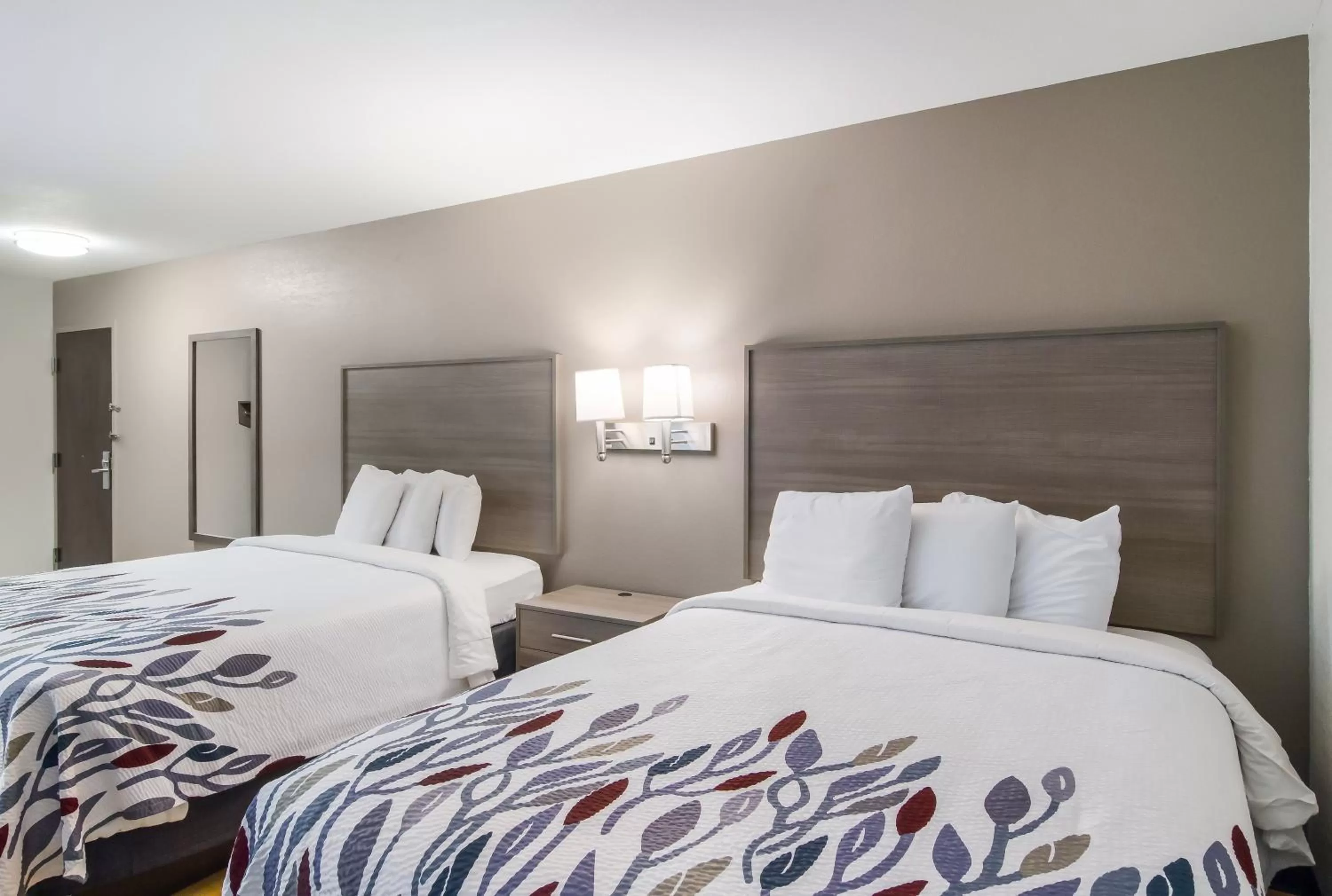 Photo of the whole room, Bed in Red Roof Inn I-95 North Brunswick Darien