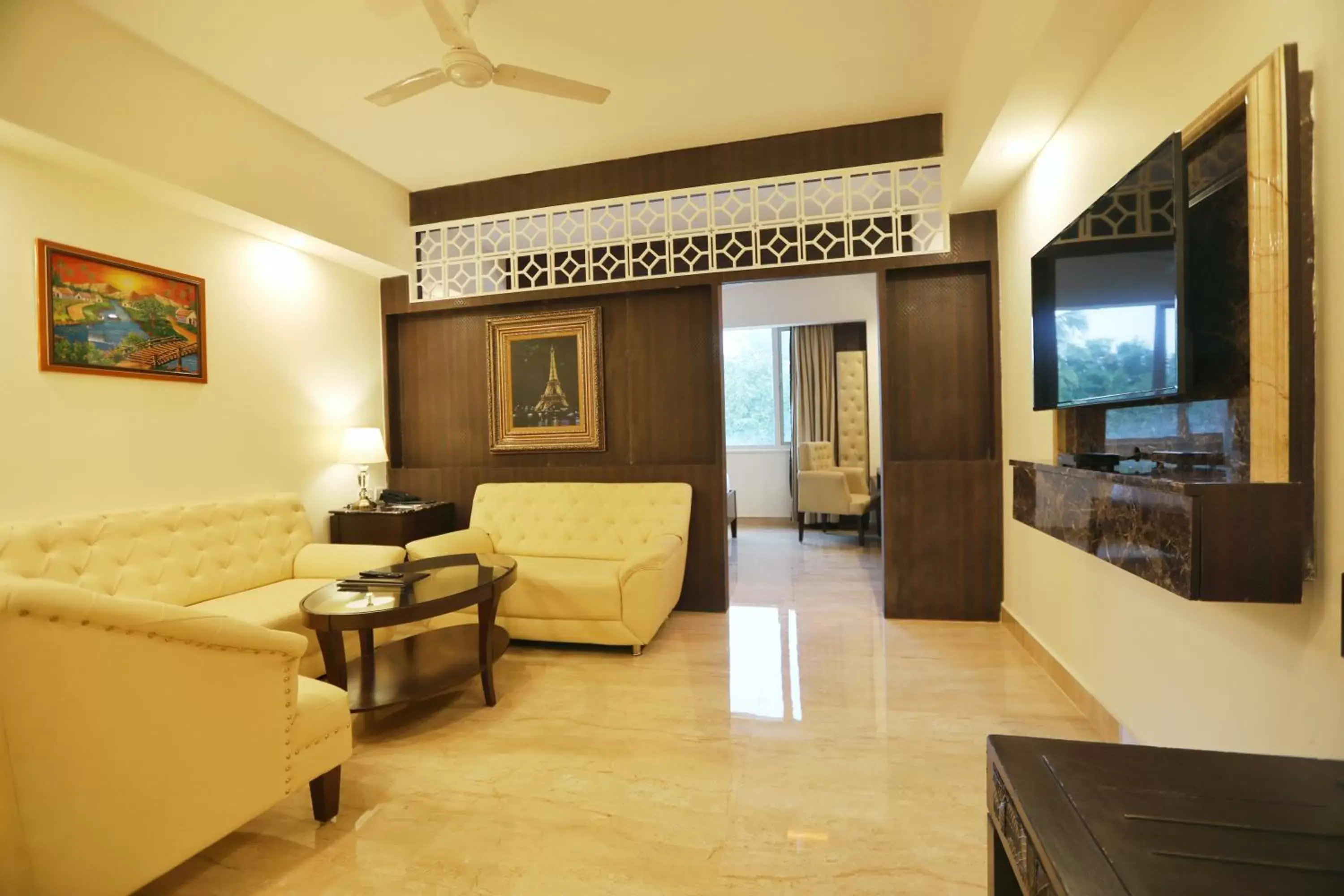 Living room, Lobby/Reception in Quality Inn Sabari