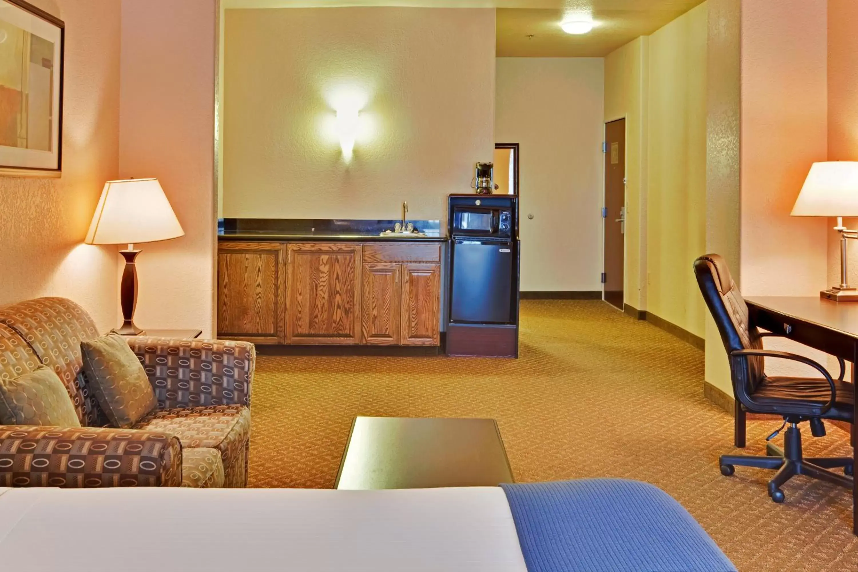 Photo of the whole room in Holiday Inn Express Delano Highway 99, an IHG Hotel