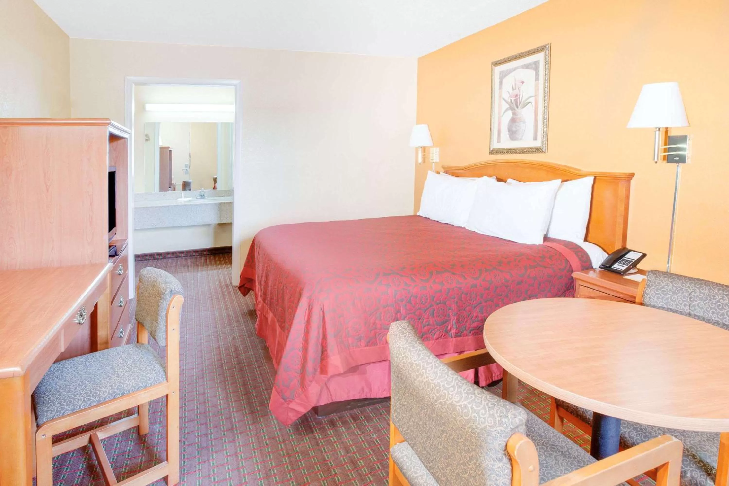 Photo of the whole room, Bed in Sunrise Extended Stay