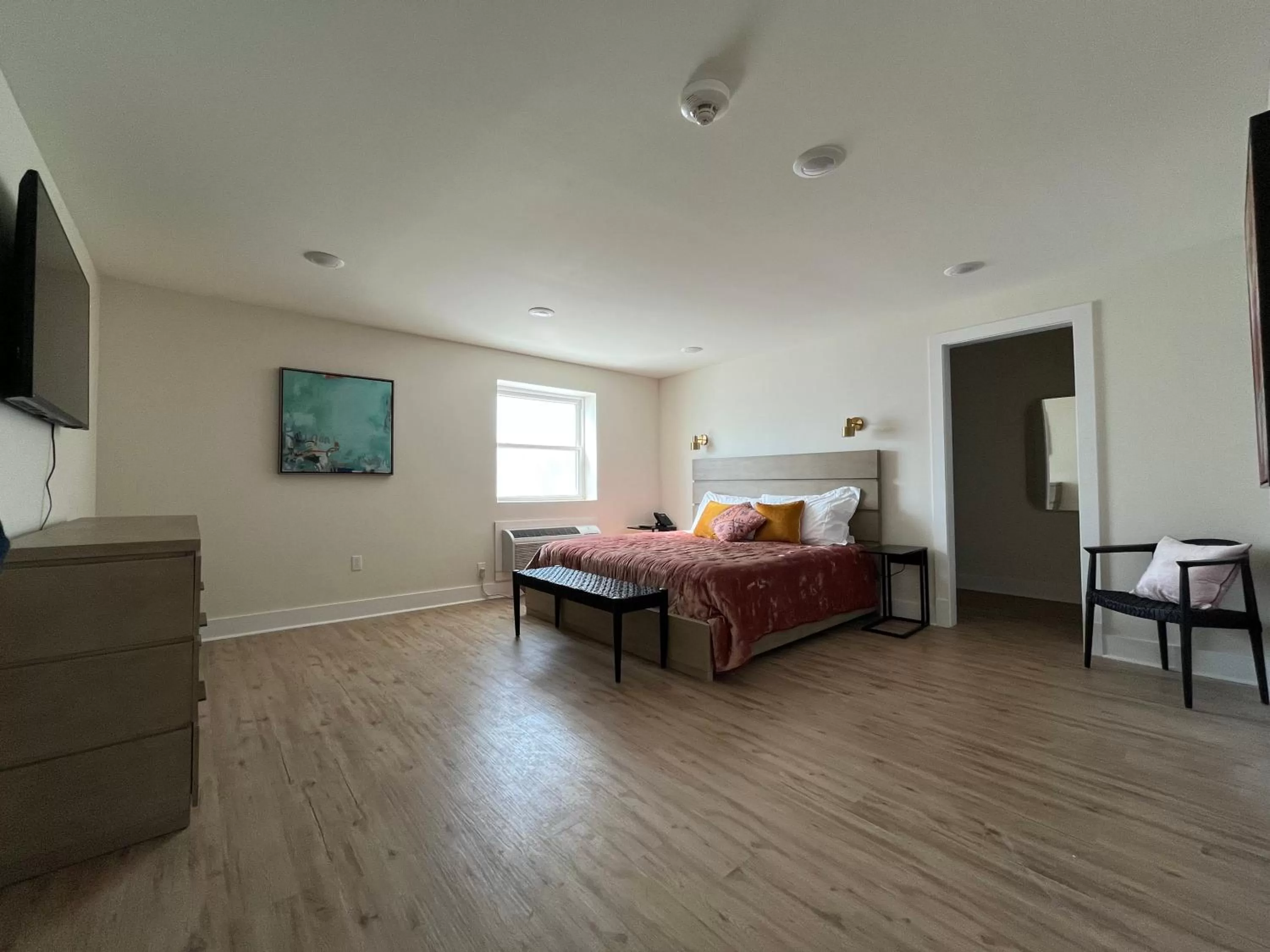 Photo of the whole room, Seating Area in Lucky Inn New Orleans