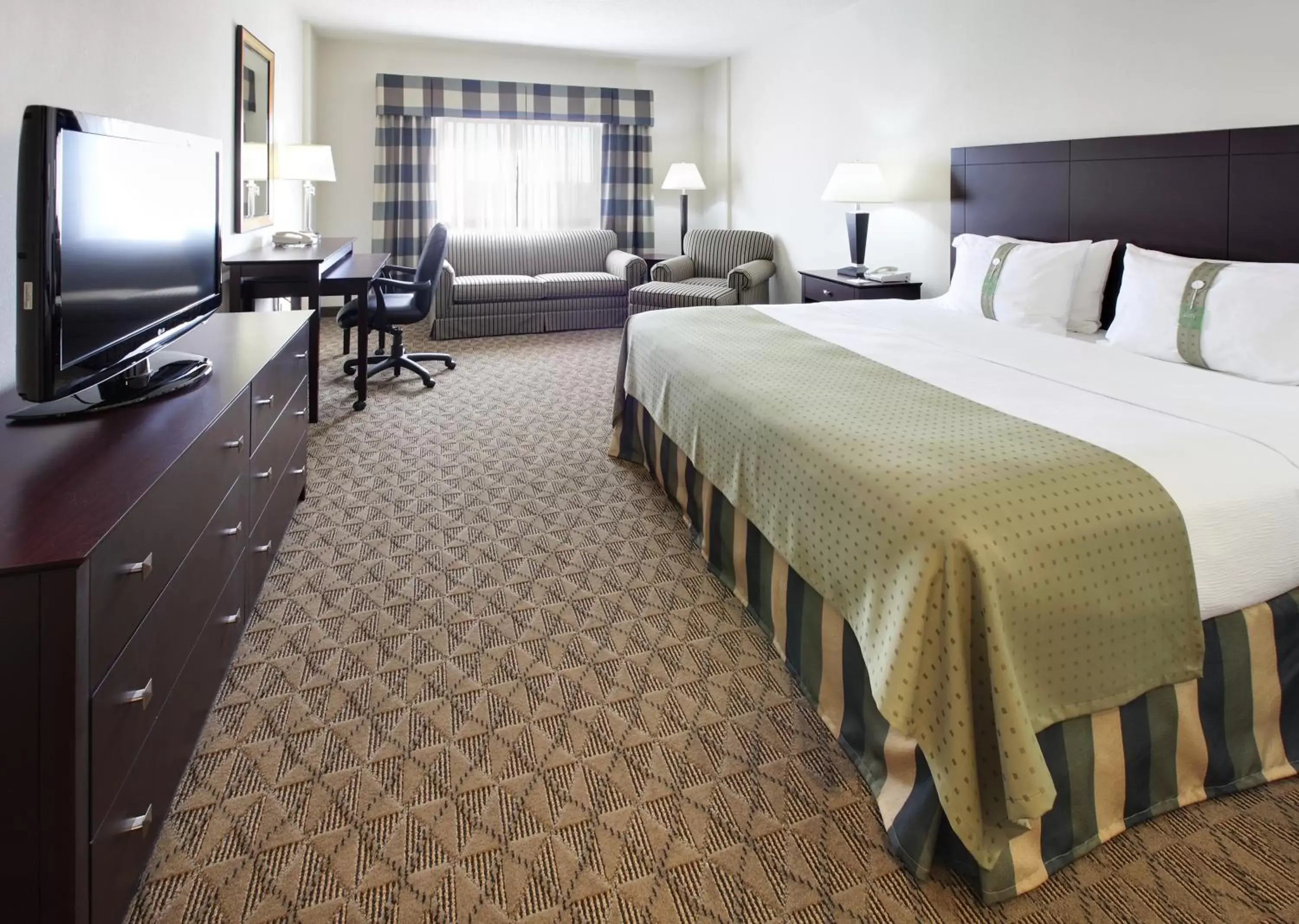 Photo of the whole room, Bed in Holiday Inn Springdale-Fayetteville Area, an IHG Hotel