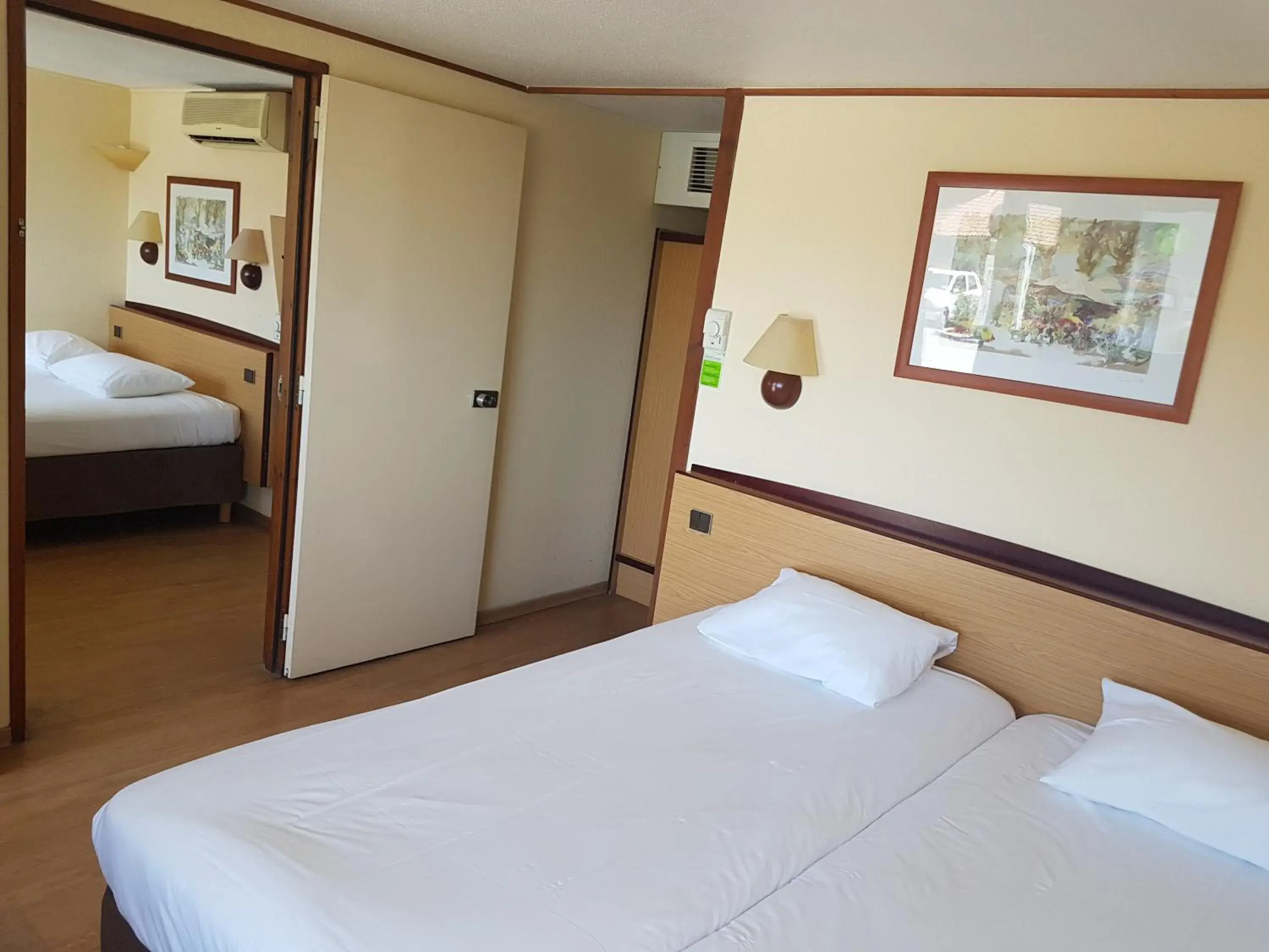 Bedroom, Bed in Campanile Salon-De-Provence Bedroom, Bed in Campanile Salon-De-Provence