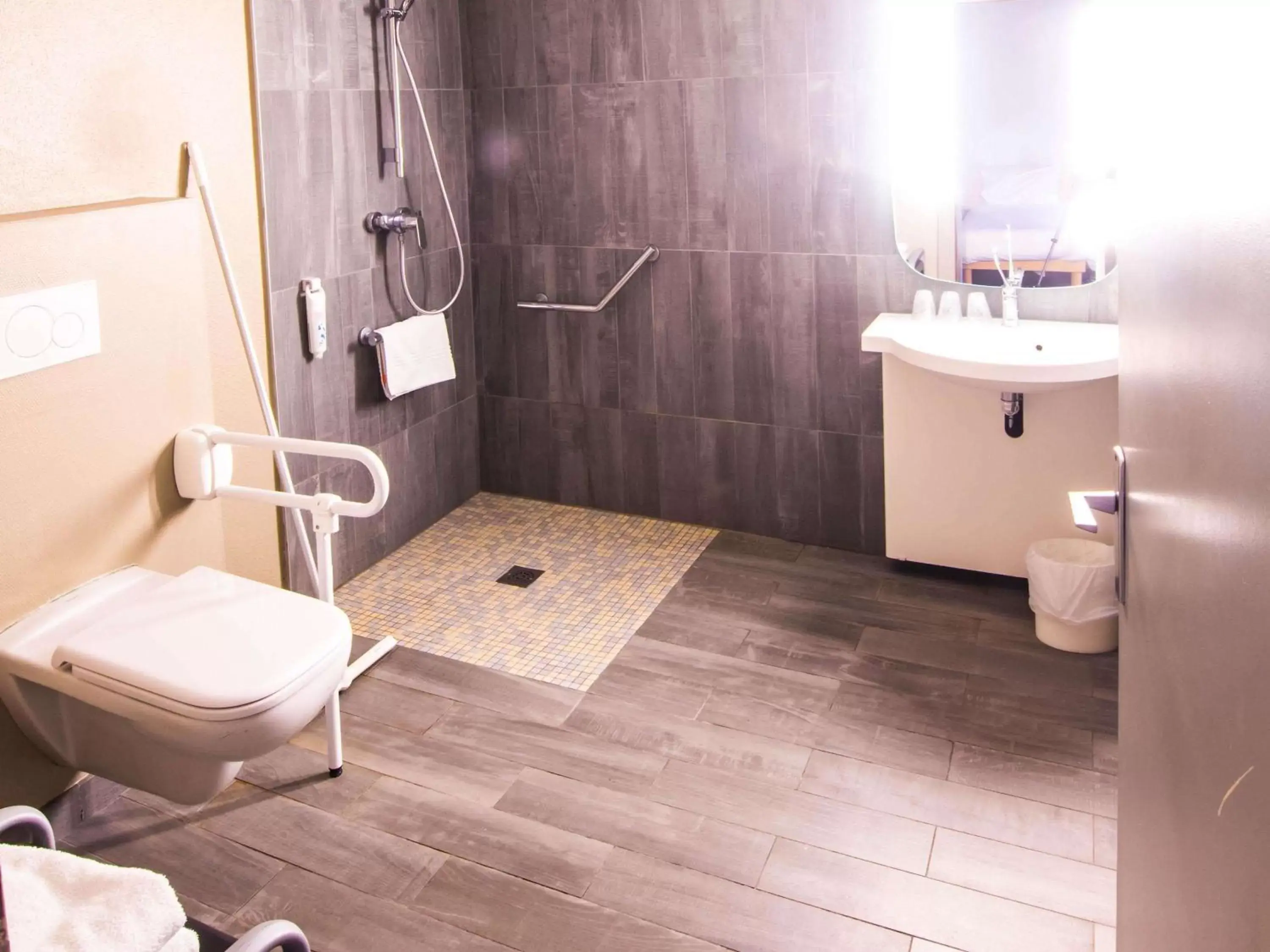 Photo of the whole room, Bathroom in ibis Colmar Est - Hotel Restaurant en Alsace