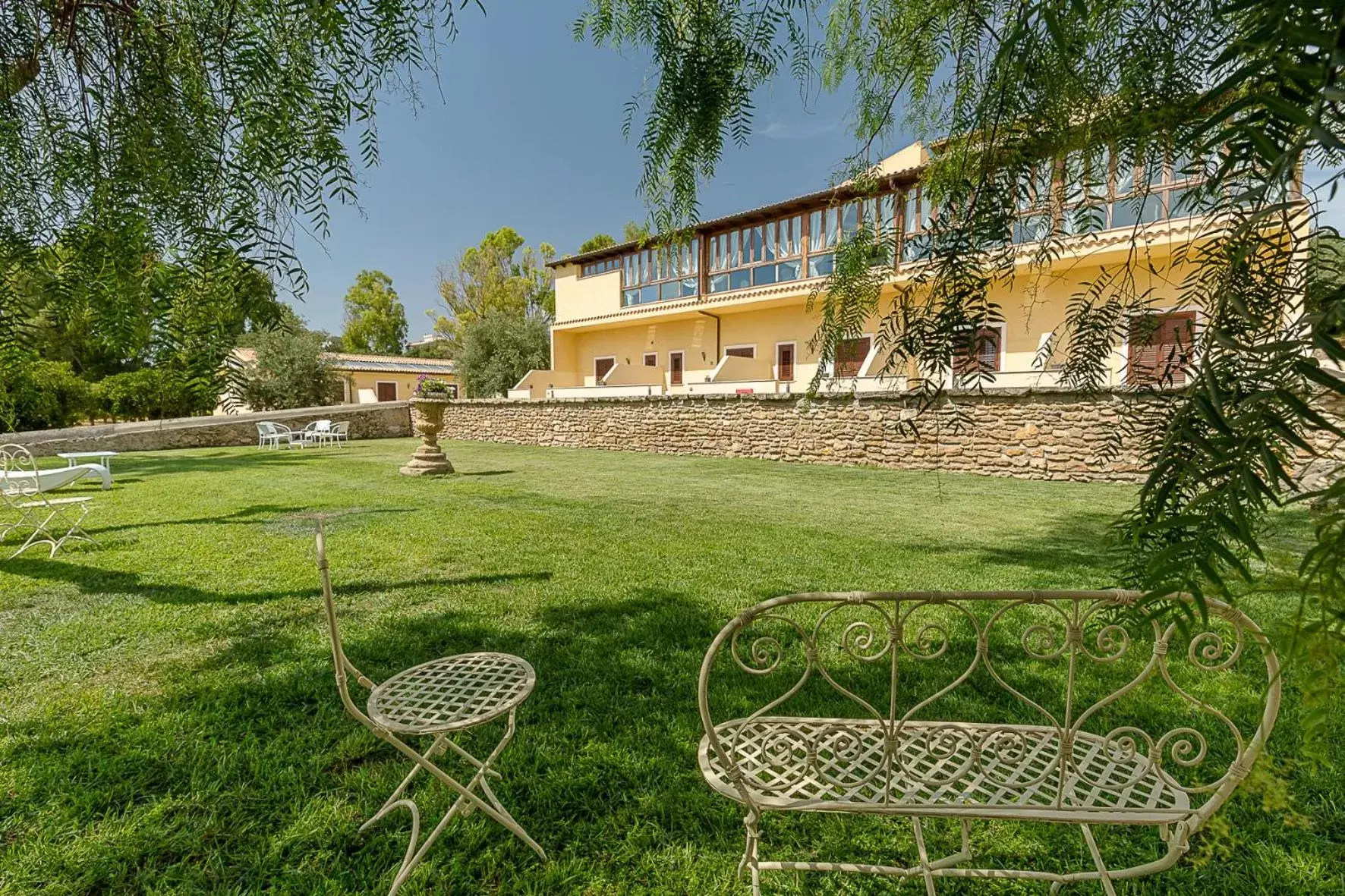 Garden view, Property Building in Hotel Villa Calandrino