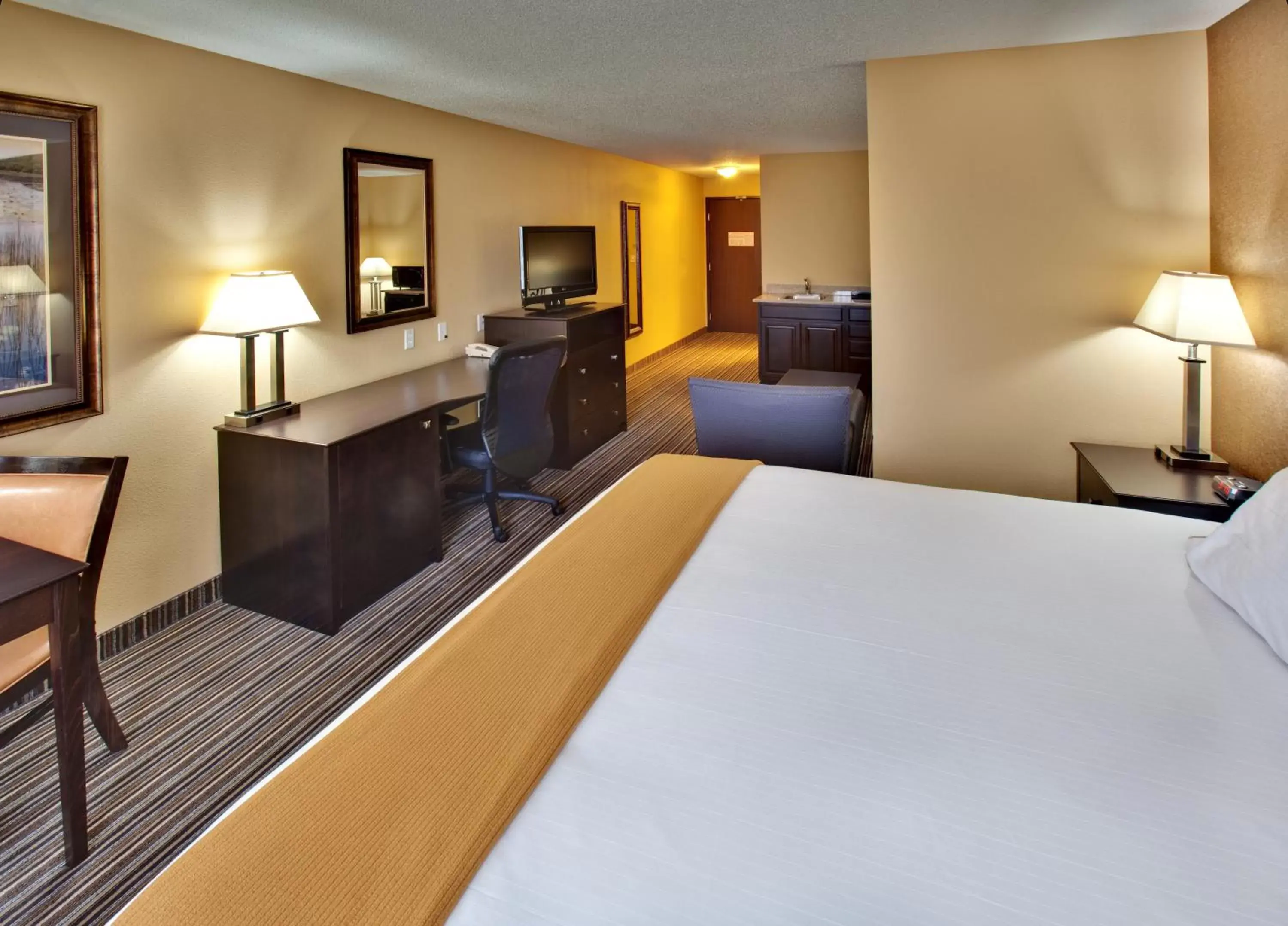 Bedroom, Bed in Holiday Inn Express Hotel & Suites Council Bluffs - Convention Center Area, an IHG Hotel