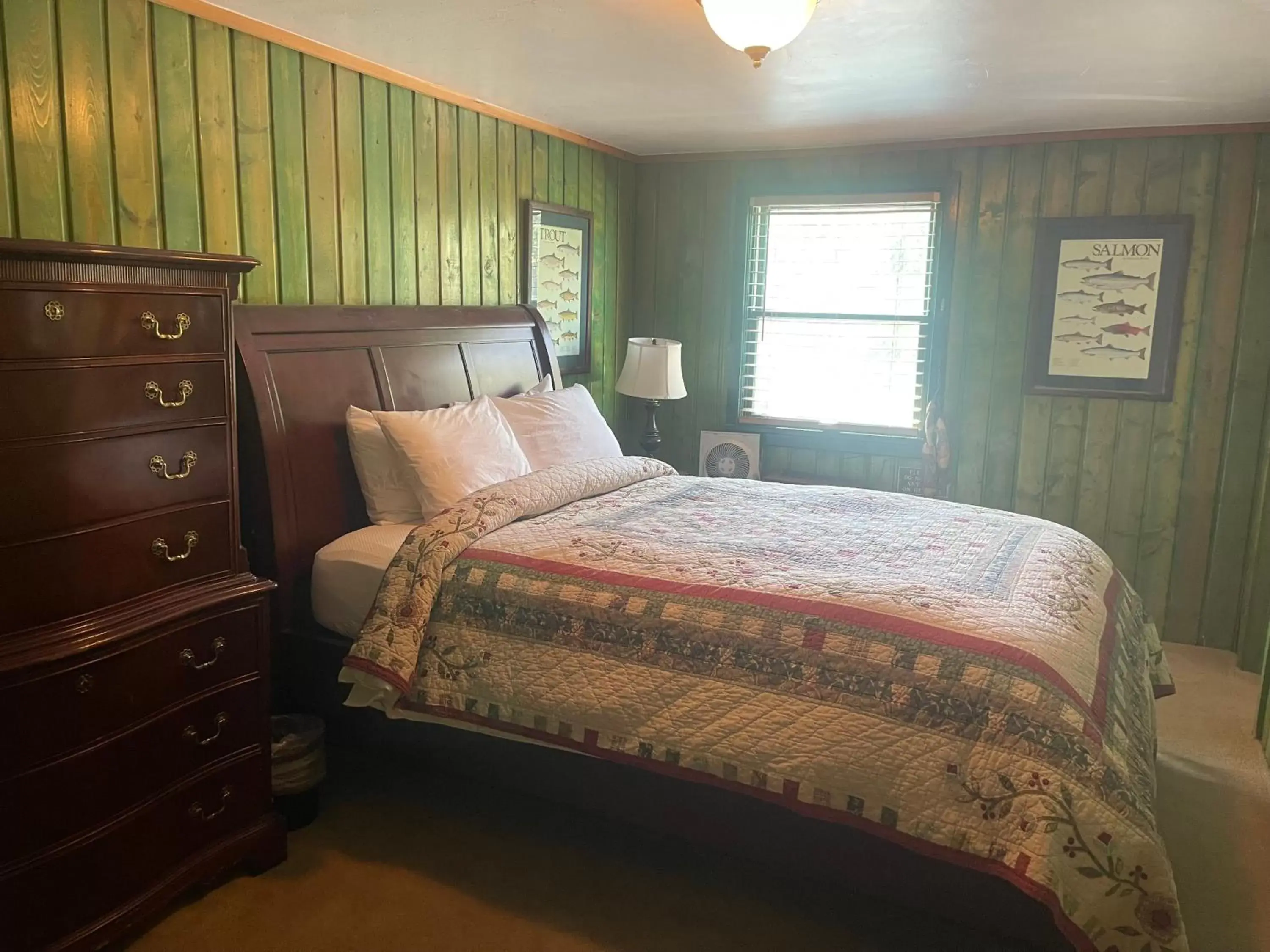 Bed in Silver Fork Lodge & Restaurant