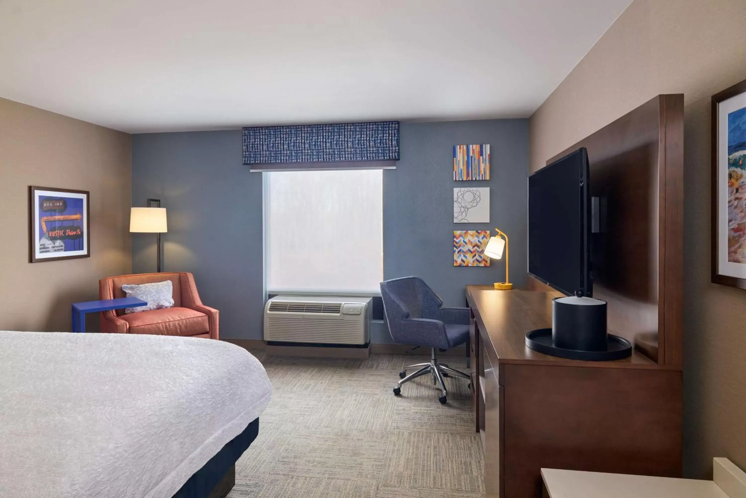Bedroom, Seating Area in Hampton Inn & Suites Providence / Smithfield
