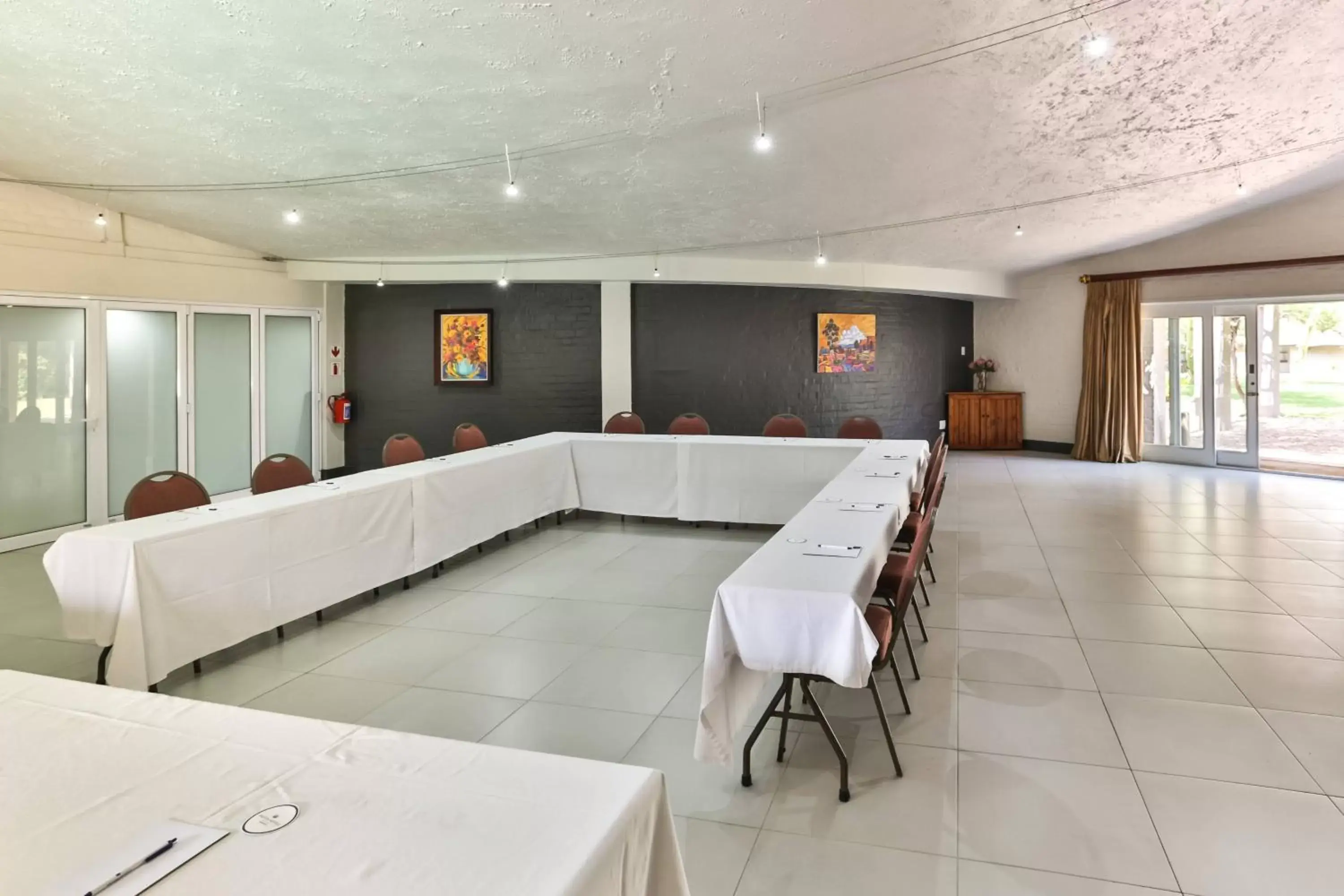 Meeting/conference room in Protea Hotel by Marriott Oudtshoorn Riempie Estate