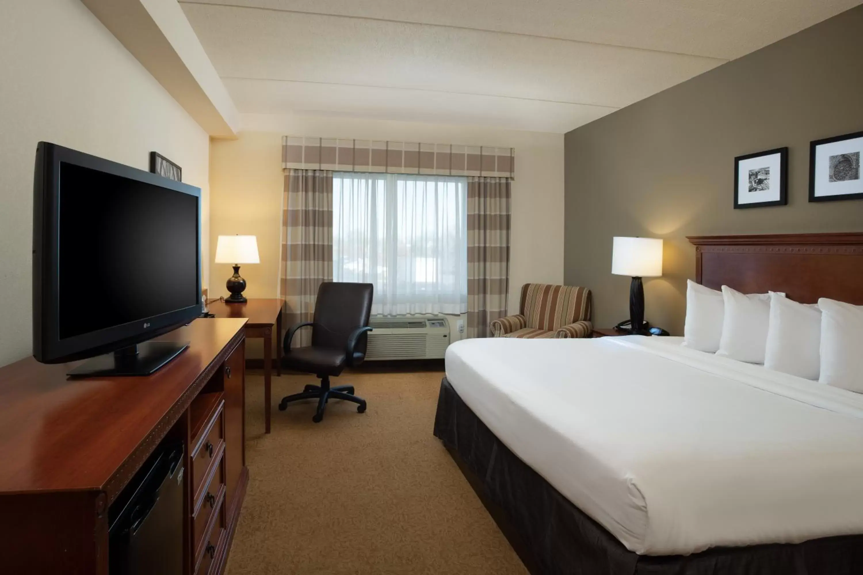 Bedroom, TV/Entertainment Center in Country Inn & Suites Buffalo South I-90, NY