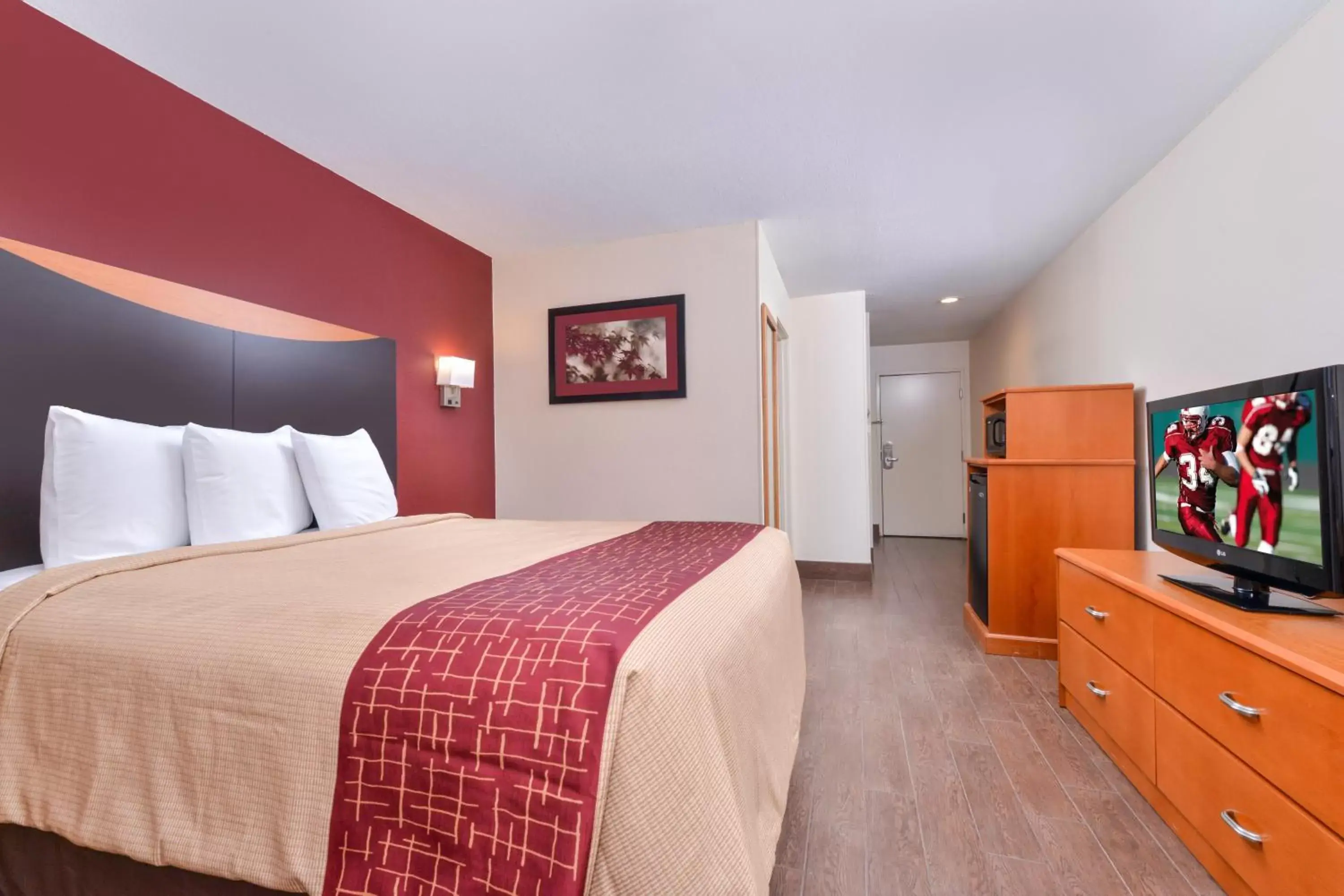 Photo of the whole room, Bed in Red Roof Inn & Suites Danville, IL