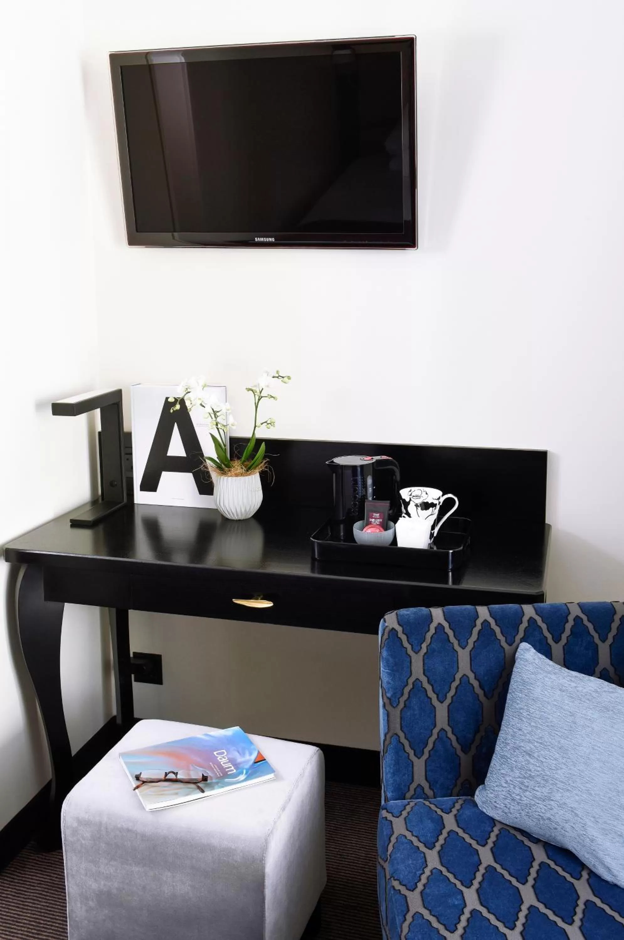 Seating area in Hôtel Tiffany by Fassbind